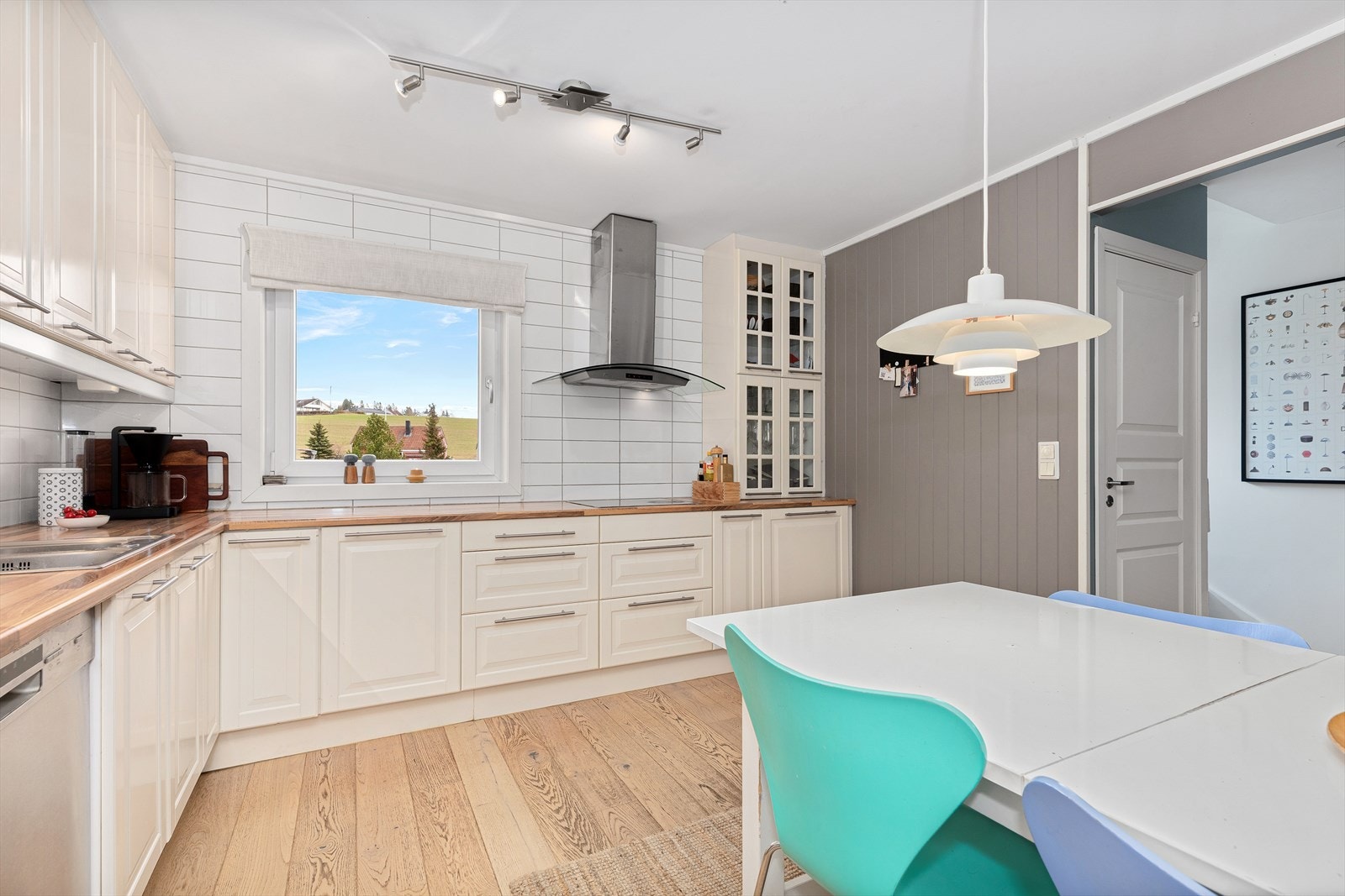 Kjøkkenet har integrert platetopp, oppvaskmaskin og komfyr. Ellers er det plass til frittstående kjøl/frys. Galleribilde