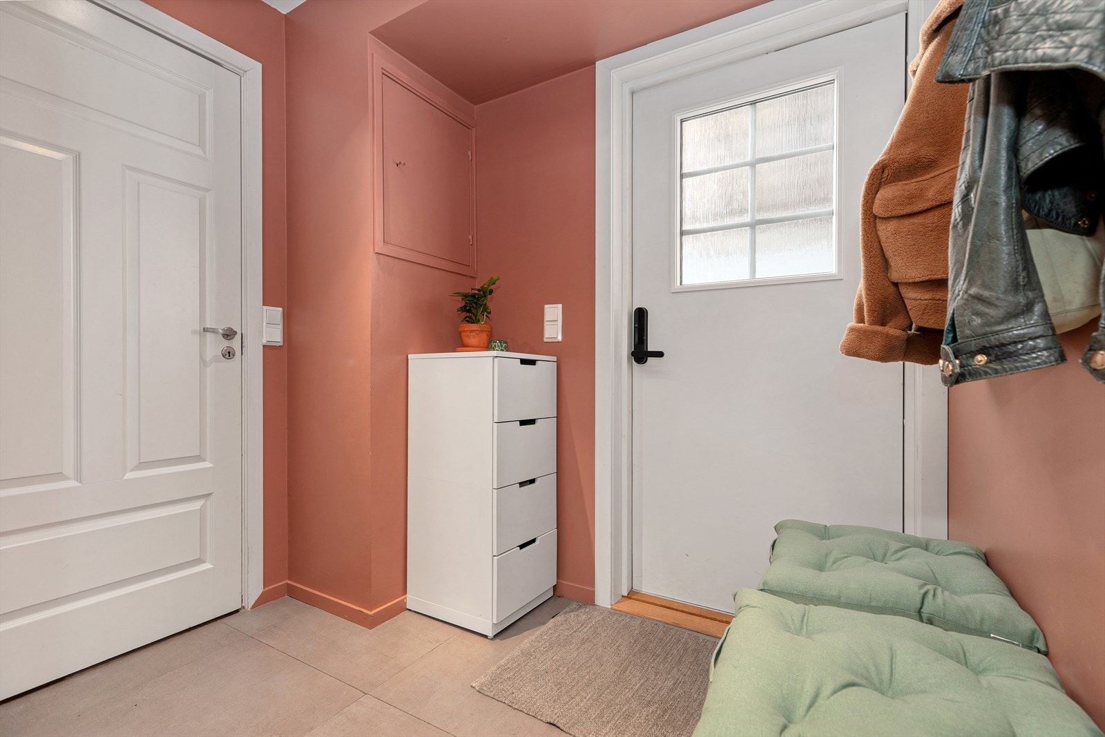 I tilknytning til entreen er det et nymalt toalettrom, praktisk for gjester. Galleribilde