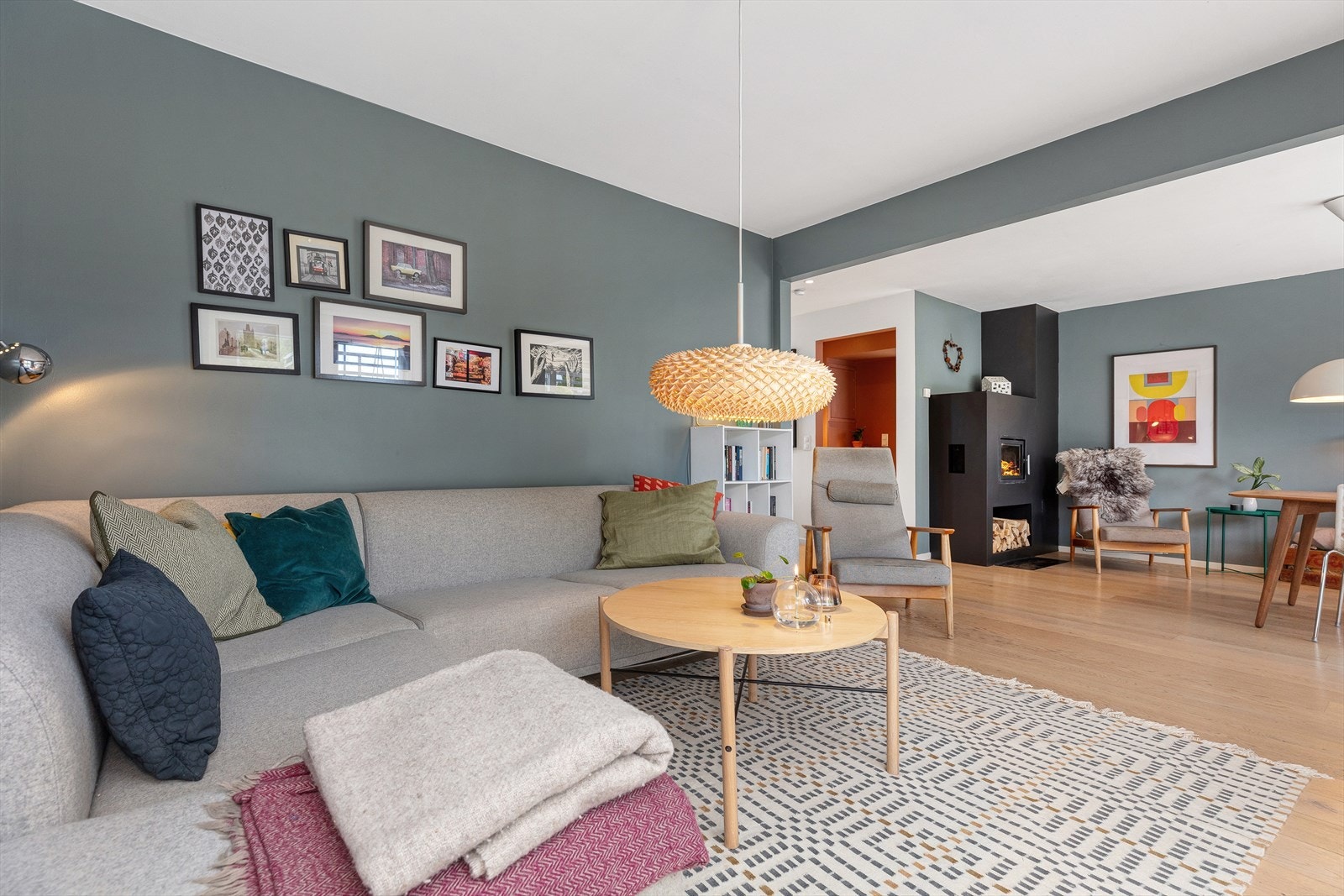 Videre har stuen en peisovn. Galleribilde