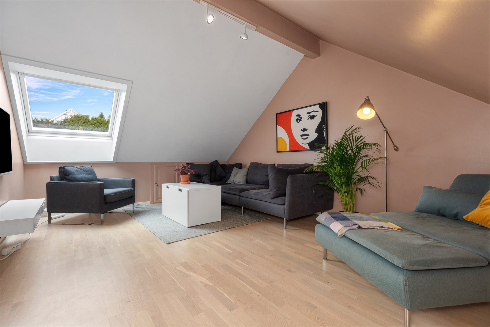 Det er innredet loftstue og soverom i 3. etasje. Det gjøres oppmerksom på at det ikke er søkt bruksendring for disse rommene. Galleribilde