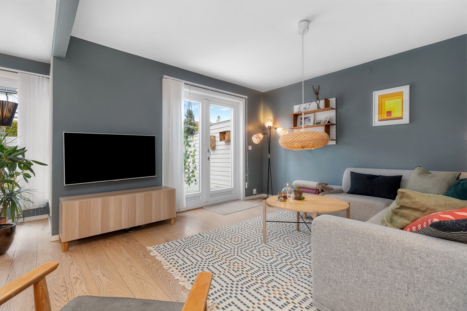 Det er naturlige soner for både sofa- og spisebord. Store vindusflater gir godt med lysinnslipp. Galleribilde