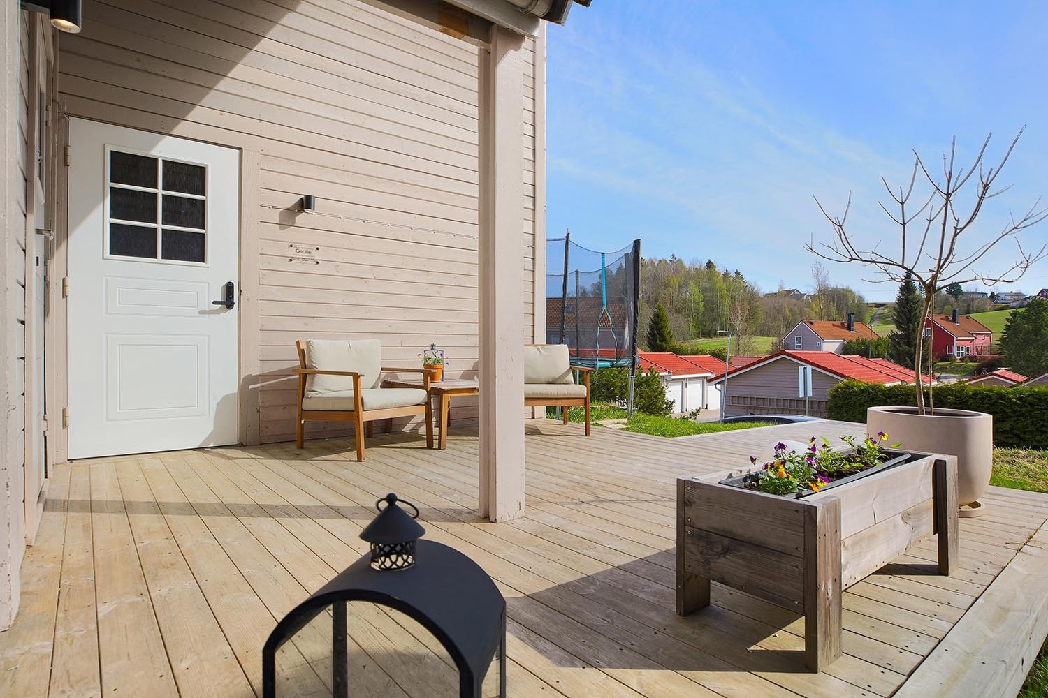 Eiendommen har en pent opparbeidet tomt med hage og solrike uteplasser som strekker seg rundt boligen. Galleribilde