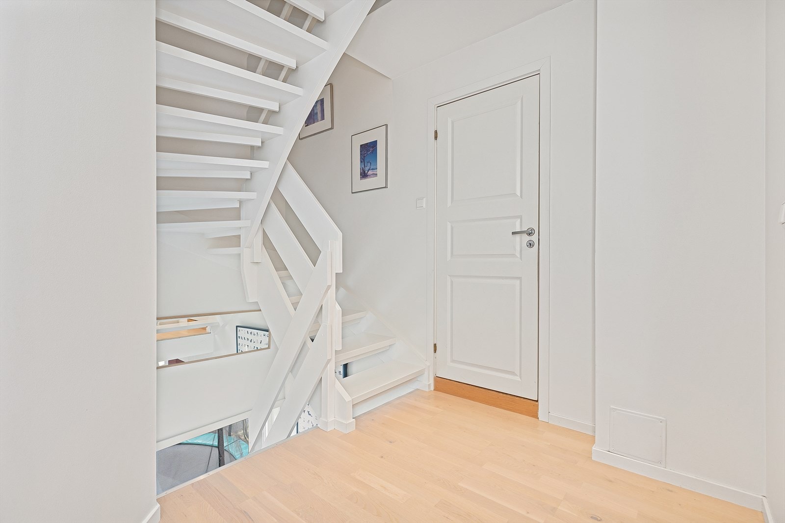 Boligens 3 soverom ligger i samme etasje sammen med baderommet. Galleribilde