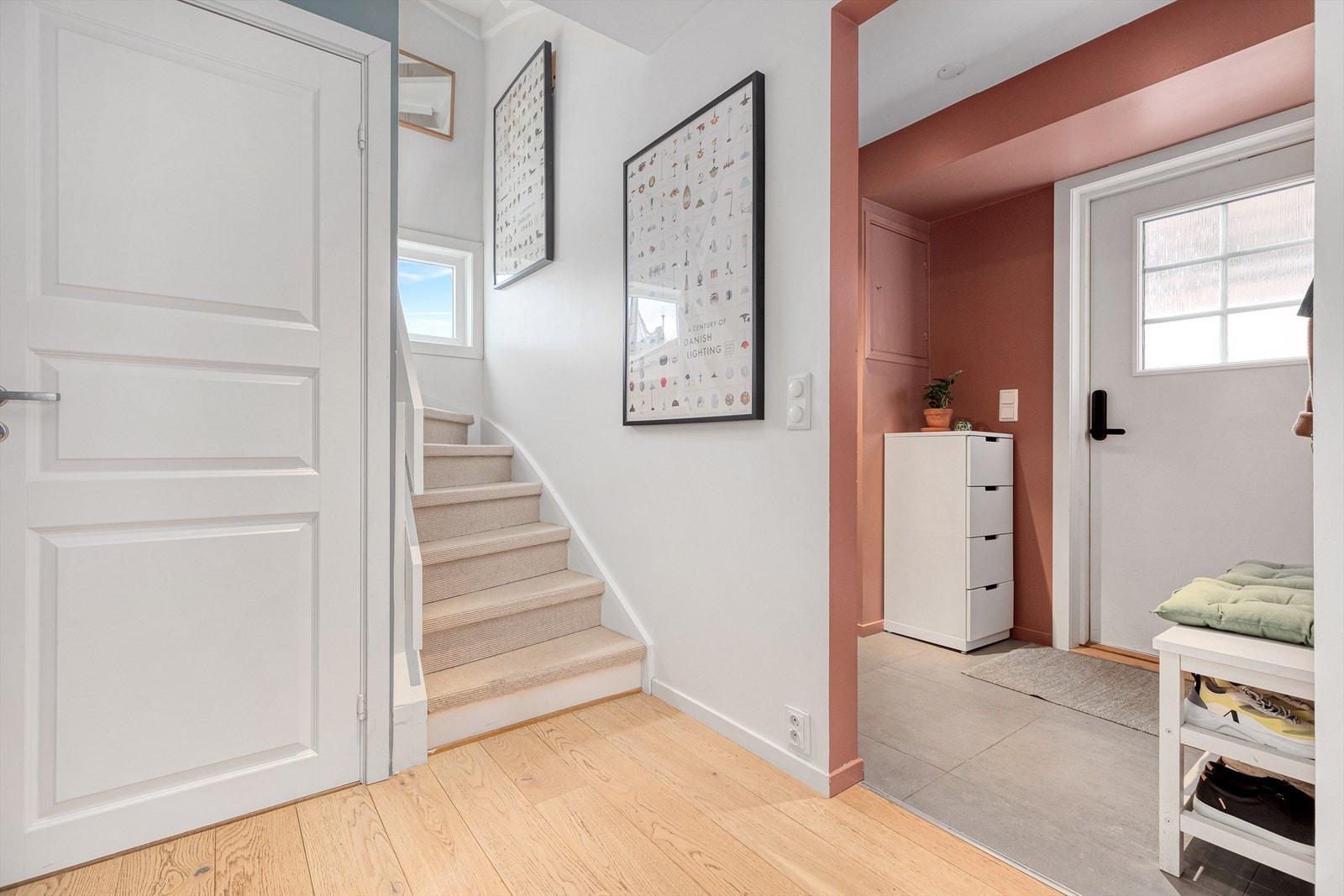 Ytterdøren har kodelås og inne er det store, grå fliser på gulv og nymalte vegger. Galleribilde