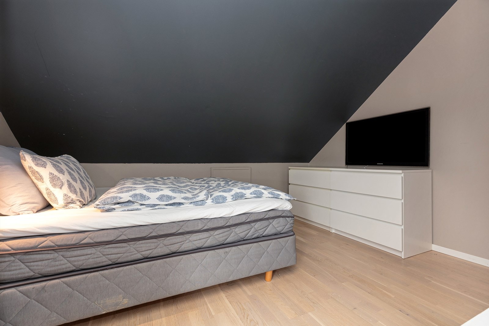 Det er innredet loftstue og soverom i 3. etasje. Det gjøres oppmerksom på at det ikke er søkt bruksendring for disse rommene. Galleribilde