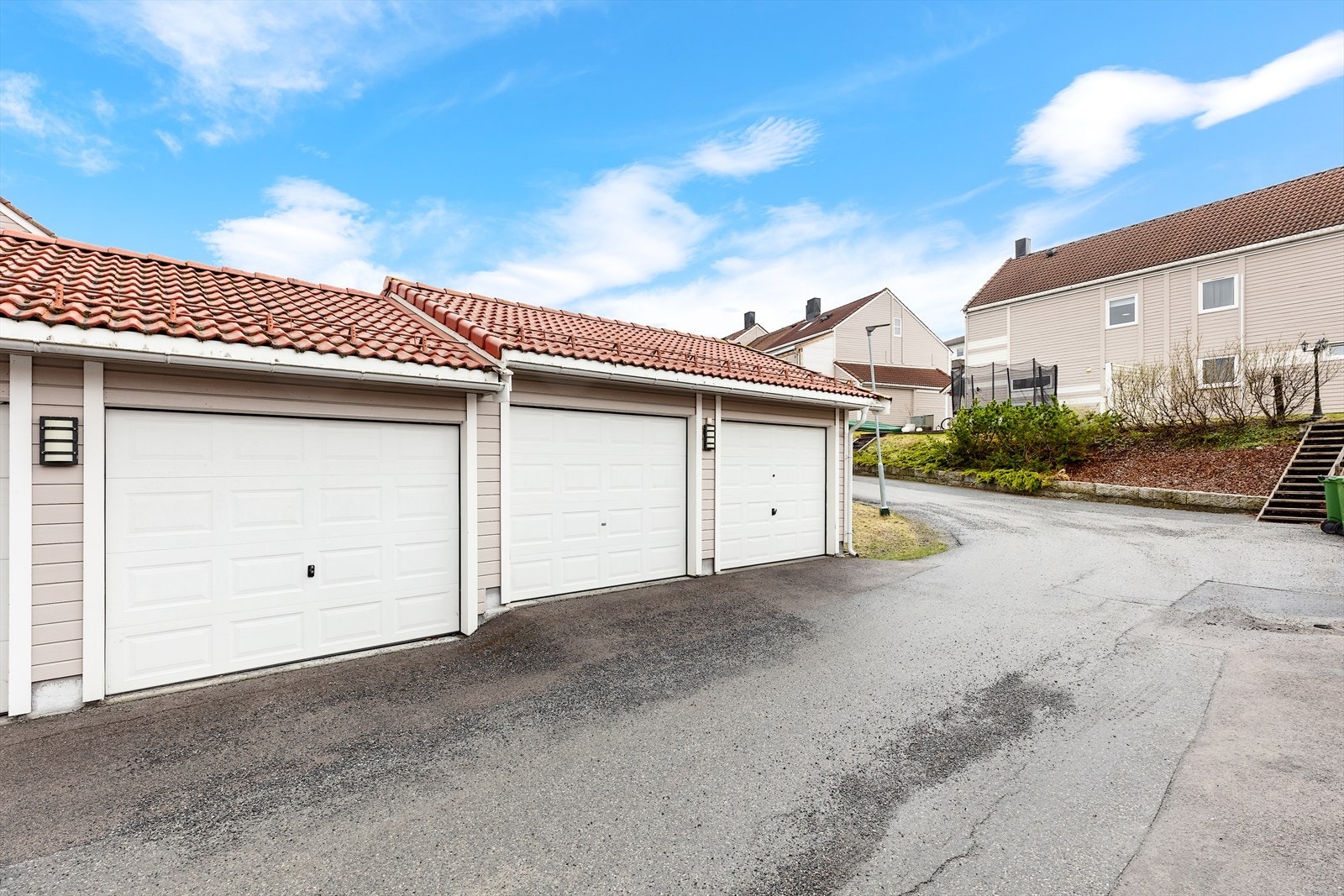 Det er parkering i garasje fra 2011 med elbil-lader rett ved boligen samt en parkeringsplass rett ved huset. Galleribilde