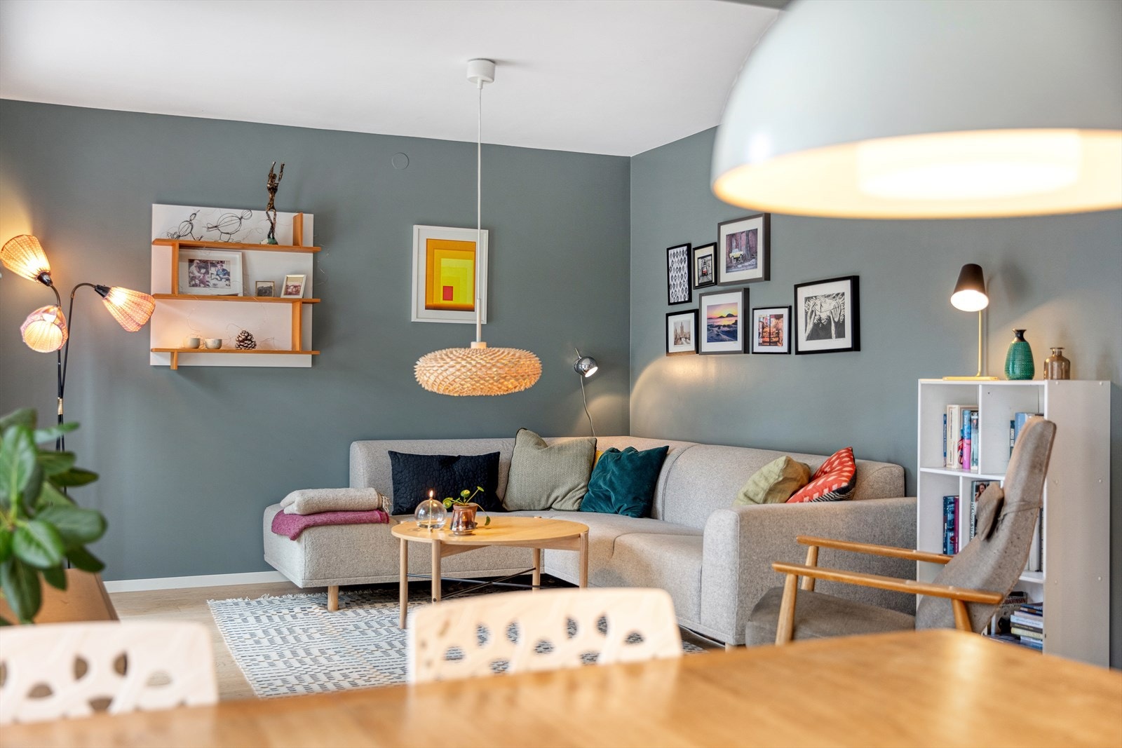 Det er naturlige soner for både sofa- og spisebord. Store vindusflater gir godt med lysinnslipp. Galleribilde