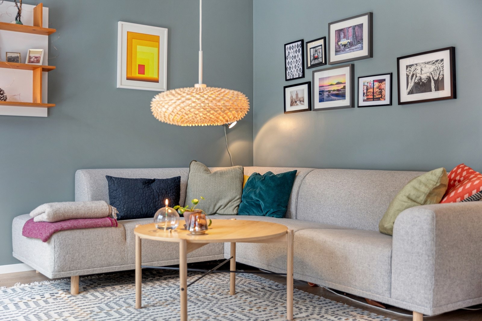 Det er naturlige soner for både sofa- og spisebord. Store vindusflater gir godt med lysinnslipp. Galleribilde