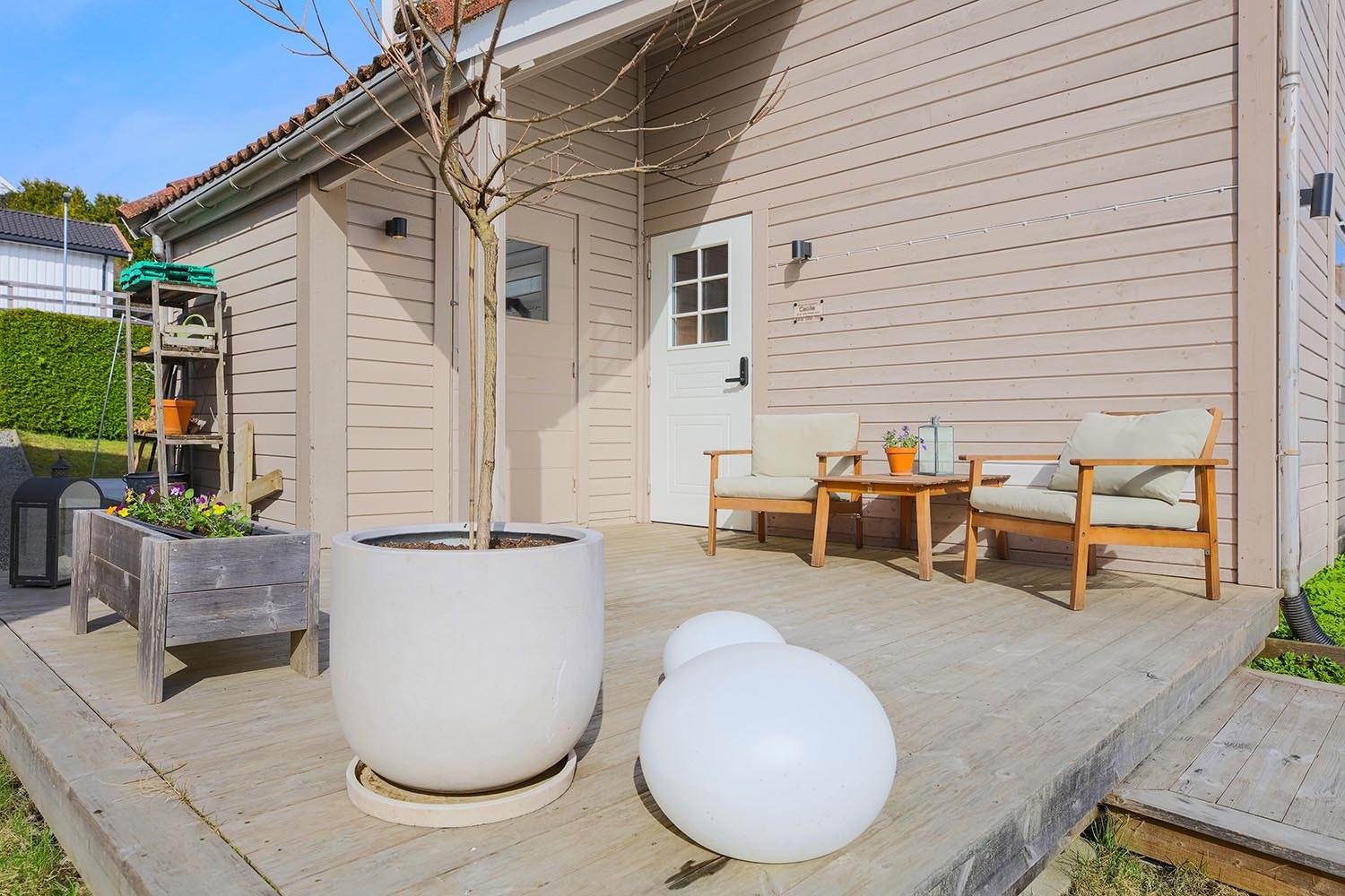 Koselig inngangsparti med morgensol. Galleribilde