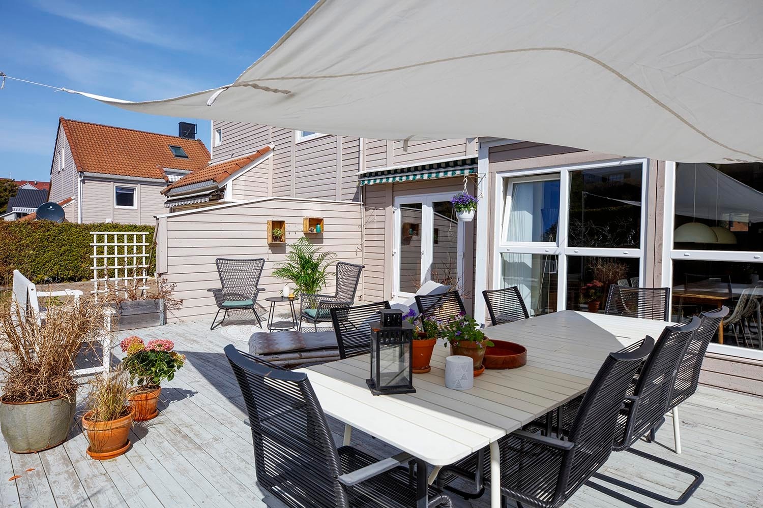 Eiendommen har en pent opparbeidet tomt med hage og solrike uteplasser som strekker seg rundt boligen. Galleribilde