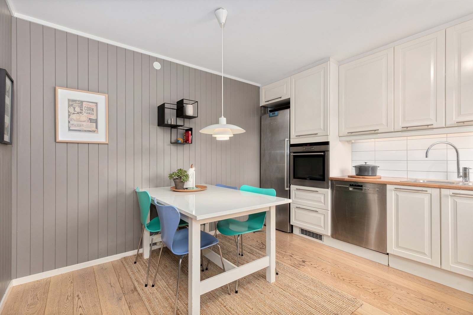 Det er oppvaskkum av stål med 1-greps blandebatteri og ventilator med kullfilter. Galleribilde