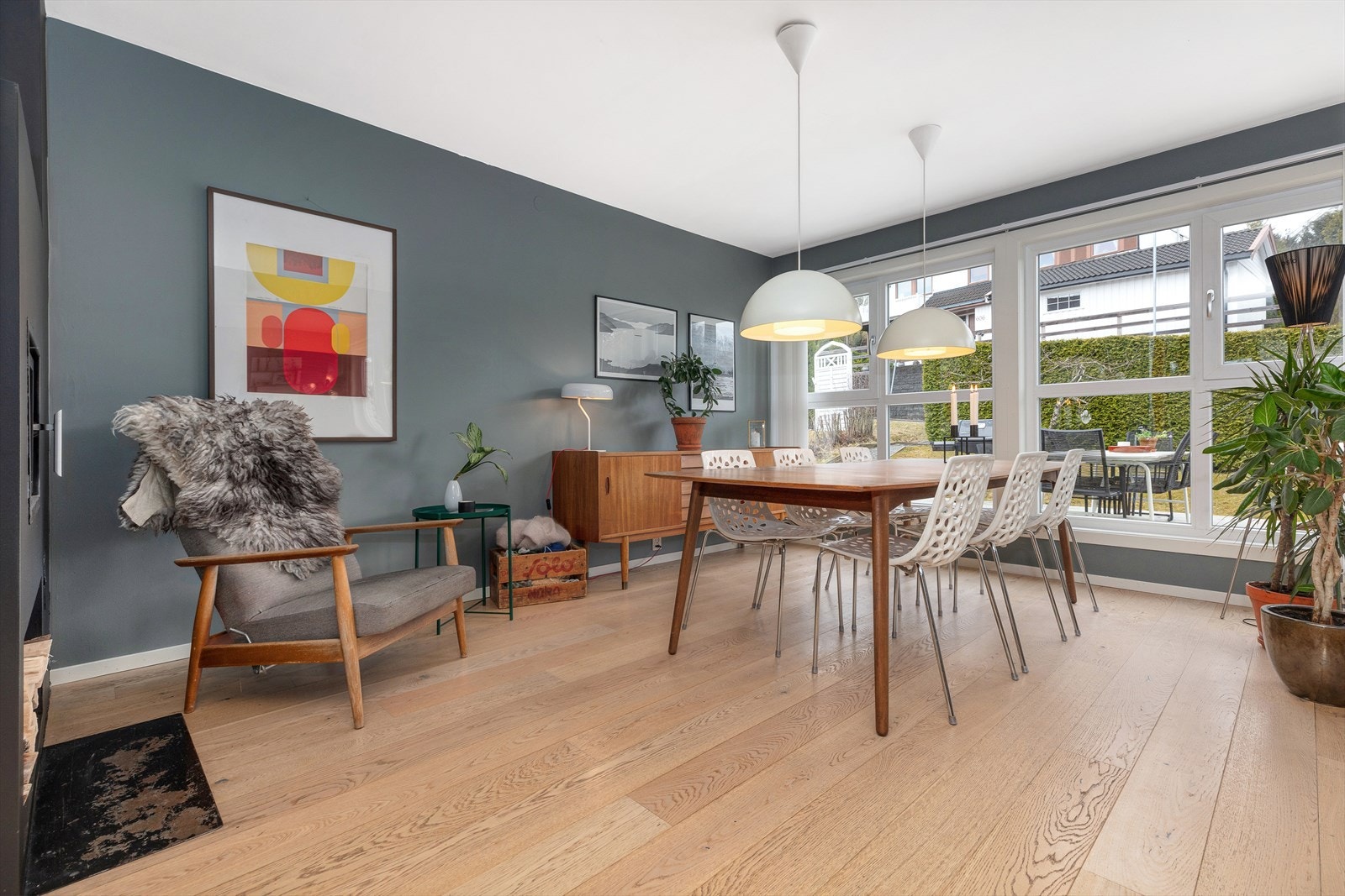 Romslig stue med utgang til terrasse og hage. Galleribilde