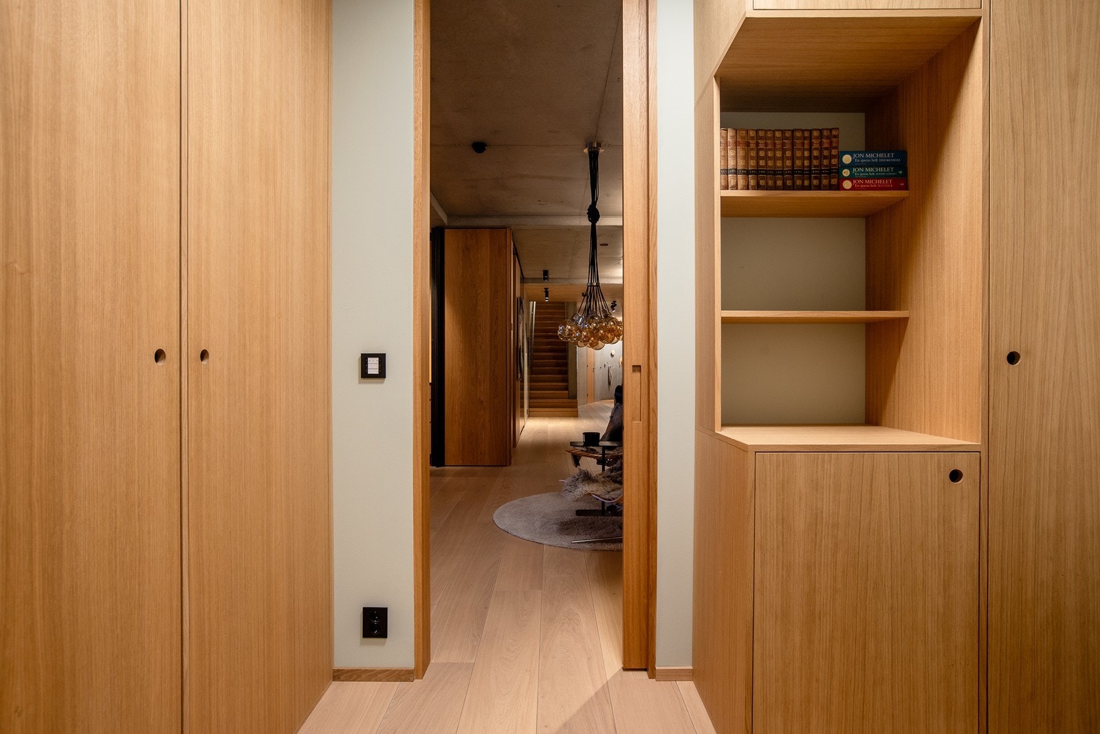 Mellomgang inn mot vaskerommet med oppbevaringsplass og muligheter til å lage feks. kontor Galleribilde