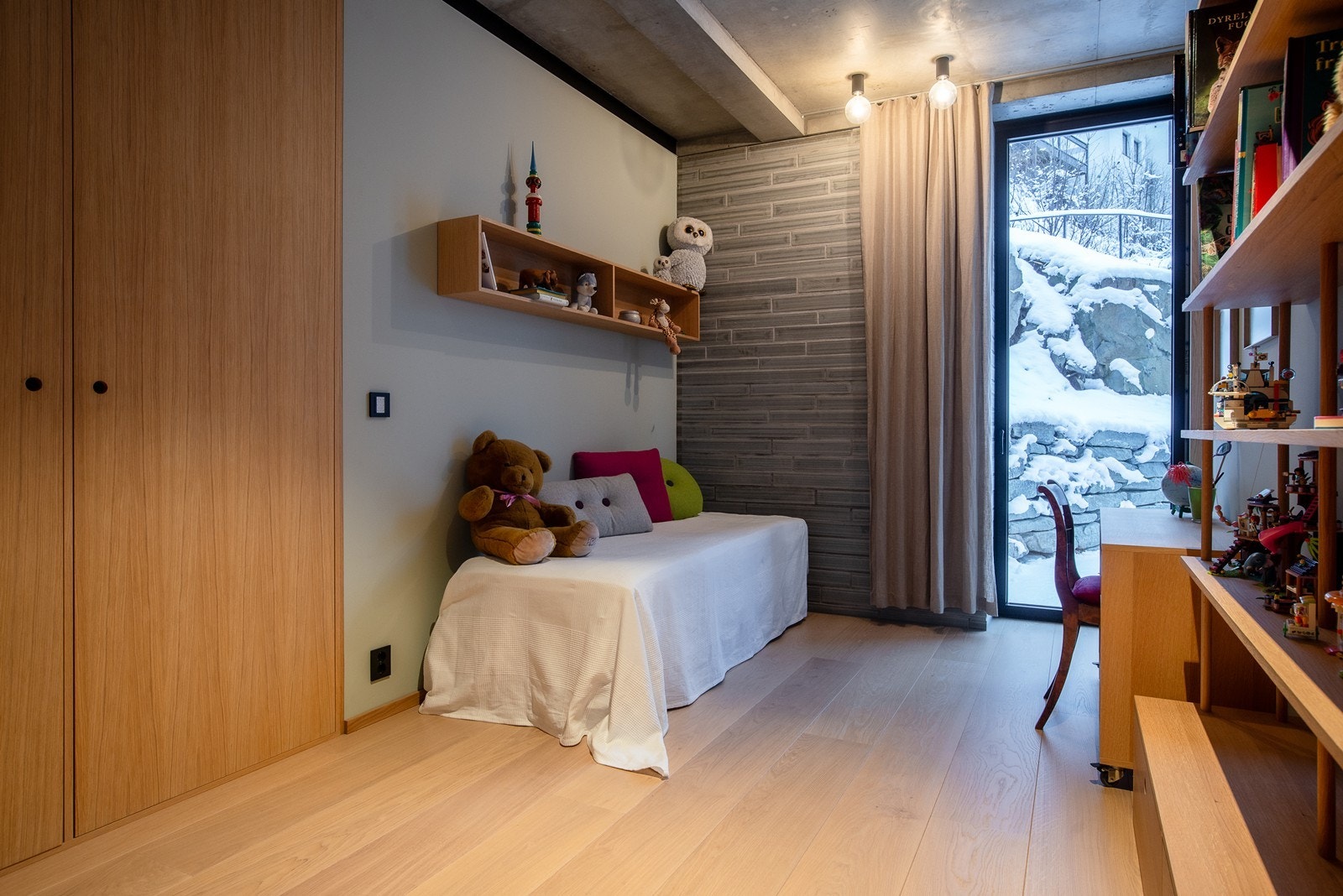 Soverom II - Romslig soverom med plass til dobbeltseng - Utgang til terrasse Galleribilde