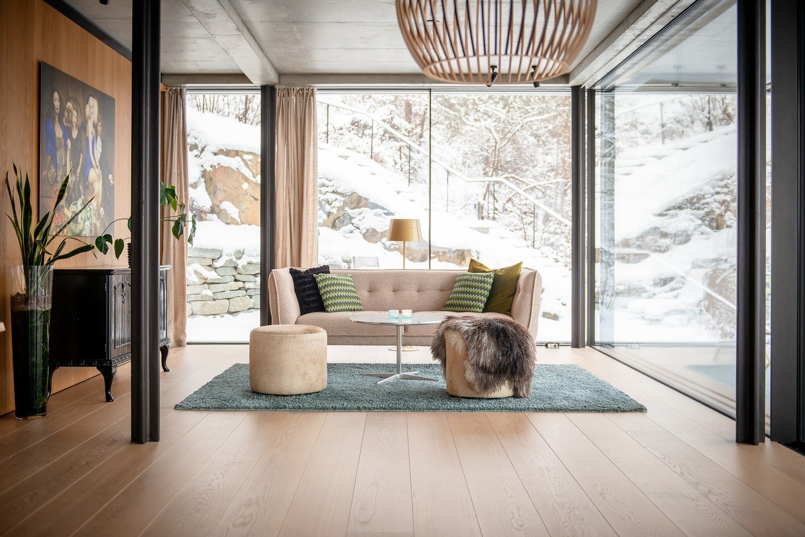 Romslig oppholdsrom som byr på ulike møbleringsmuligheter med plass til TV-stue, spisestue, egen sofagruppe og oppbevaringsmøbler Galleribilde