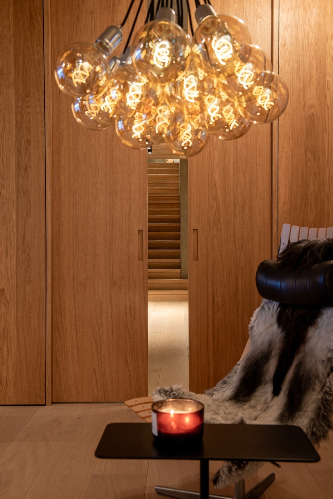 Skyvedør i heltre fra gulv til tak ut mot hallen Galleribilde