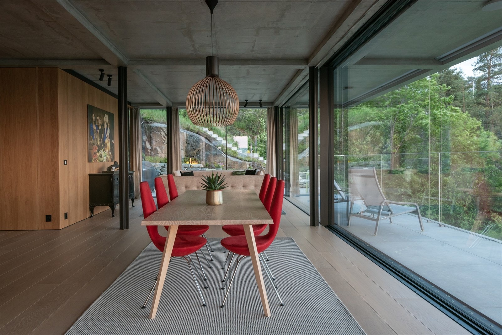 Det er vannbåren varme i alle gulv, tilkoblet varmepumpe med energi fra borehull i fjell. Galleribilde