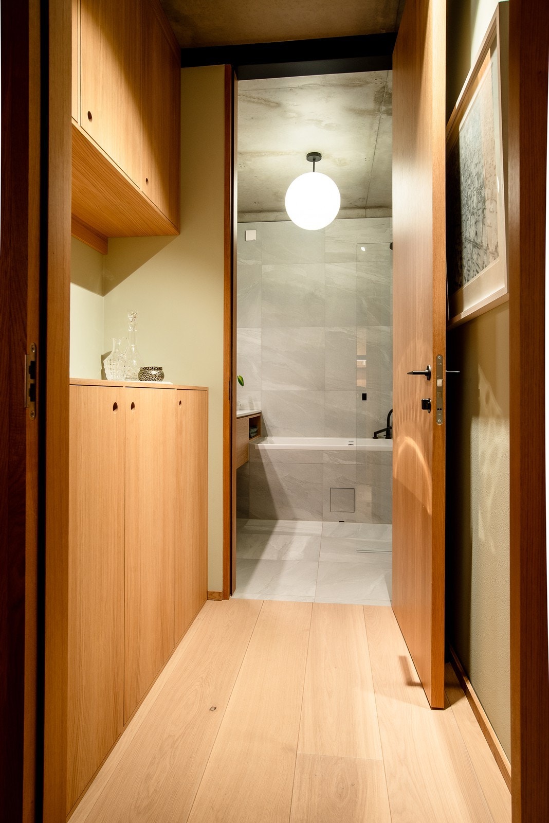 Mellomgang med snekkerbygd innredning Galleribilde