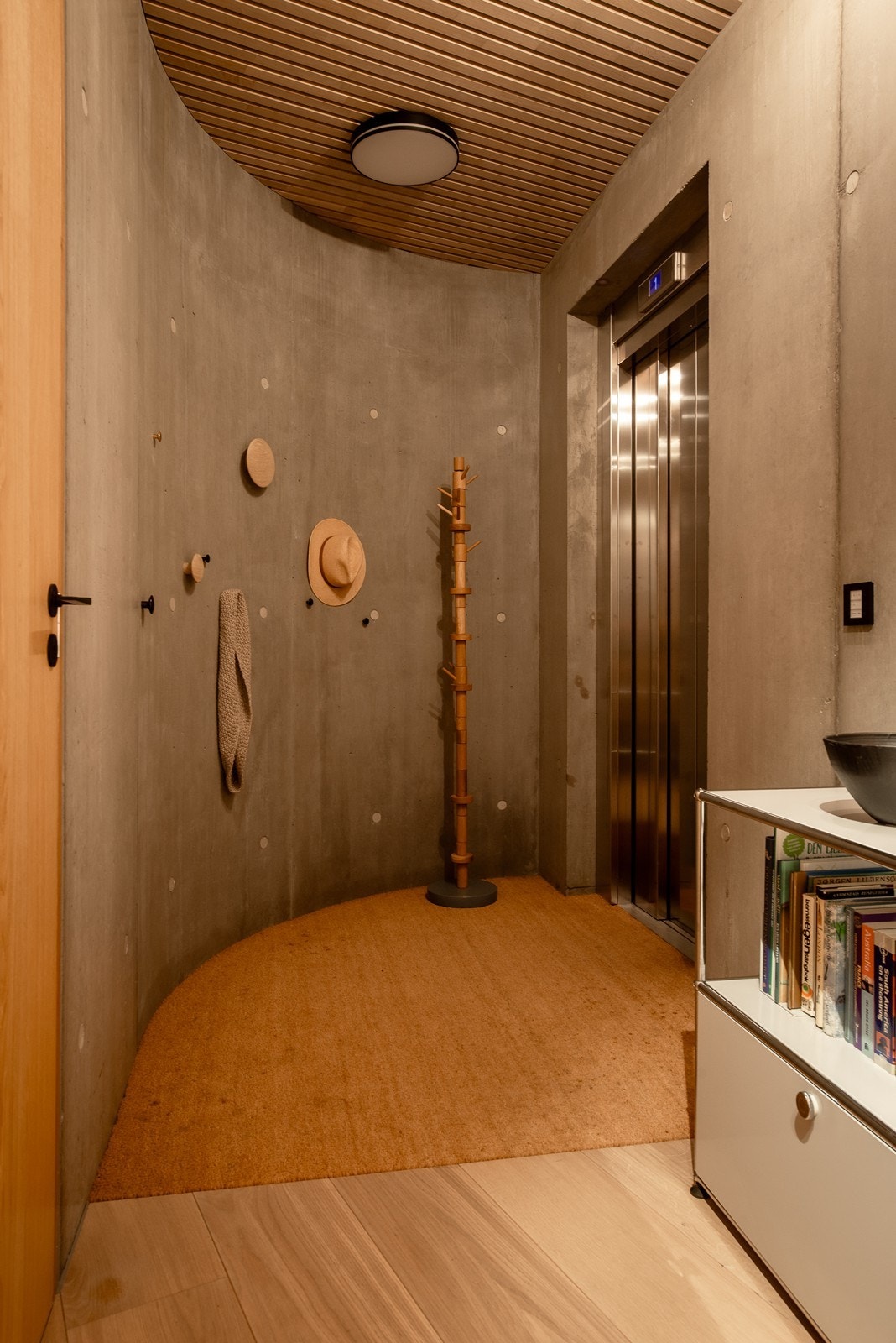 Heis direkte inn i boligen - Stor bod tilknyttet gangen hvor det er godt med oppbevaringsplass Galleribilde