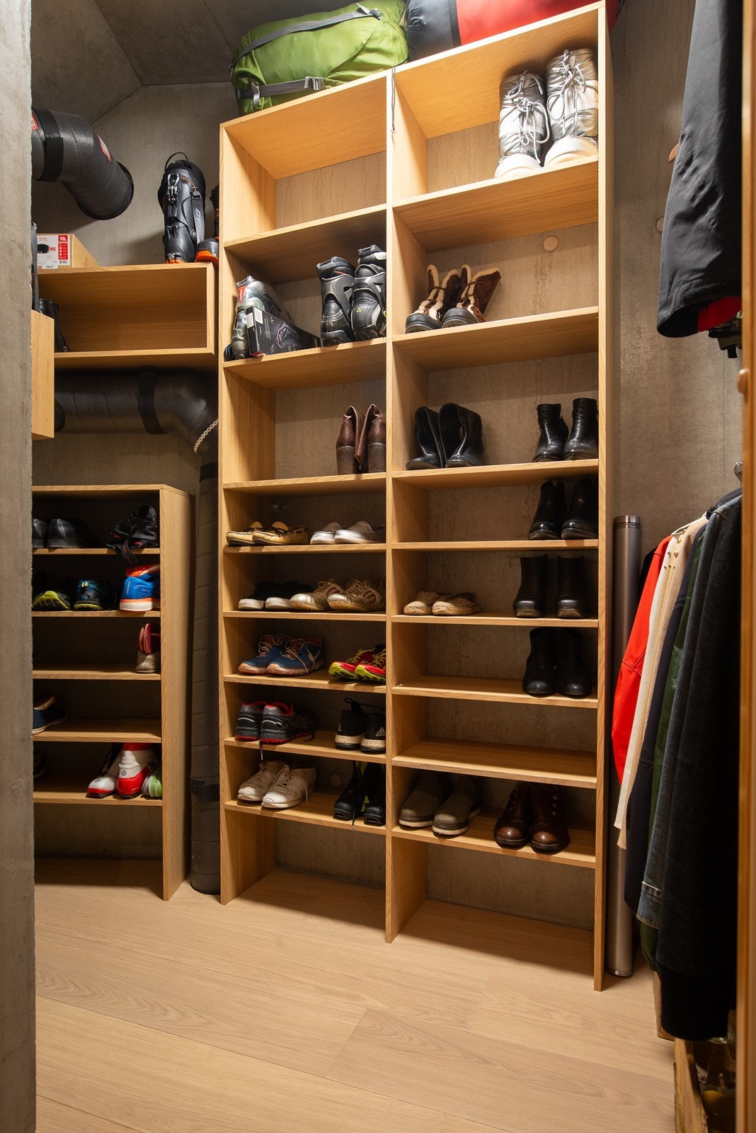 Romslig innvendig bod tilknyttet inngangspartiet hvor det er godt med oppbevaringsplass Galleribilde