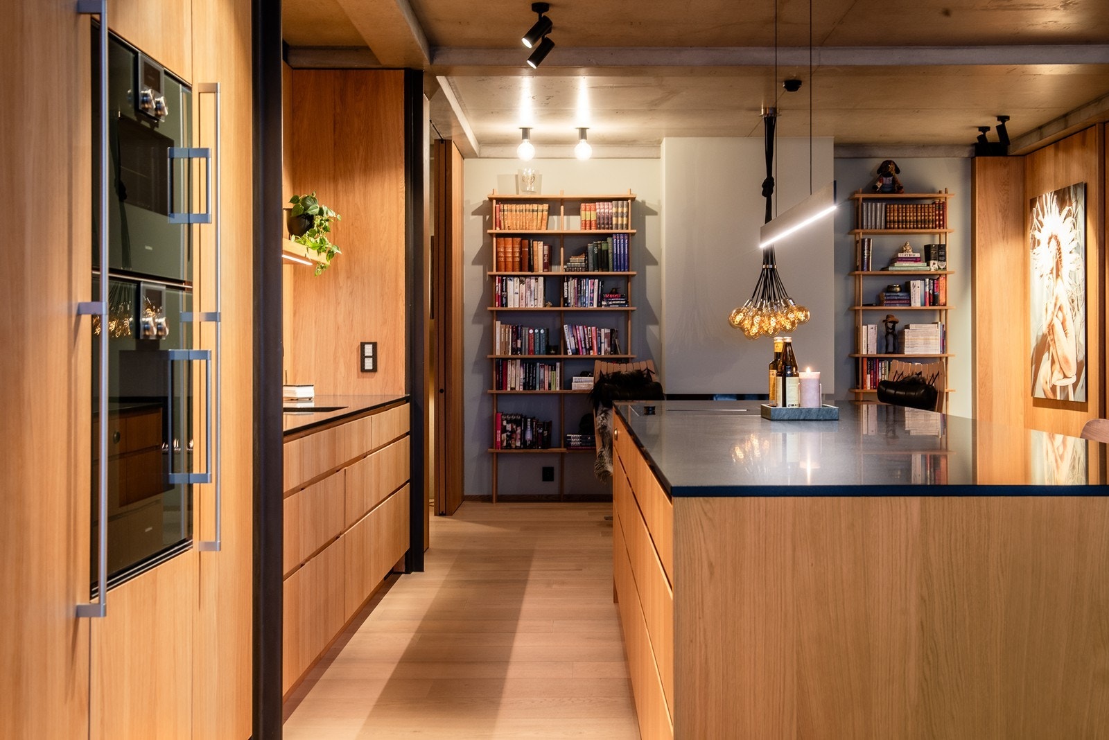 Kjøkken spesiallaget av Hamran Snekkerverksted og med eksklusive hvitevarer - Svært godt med oppbevaringsplass Galleribilde