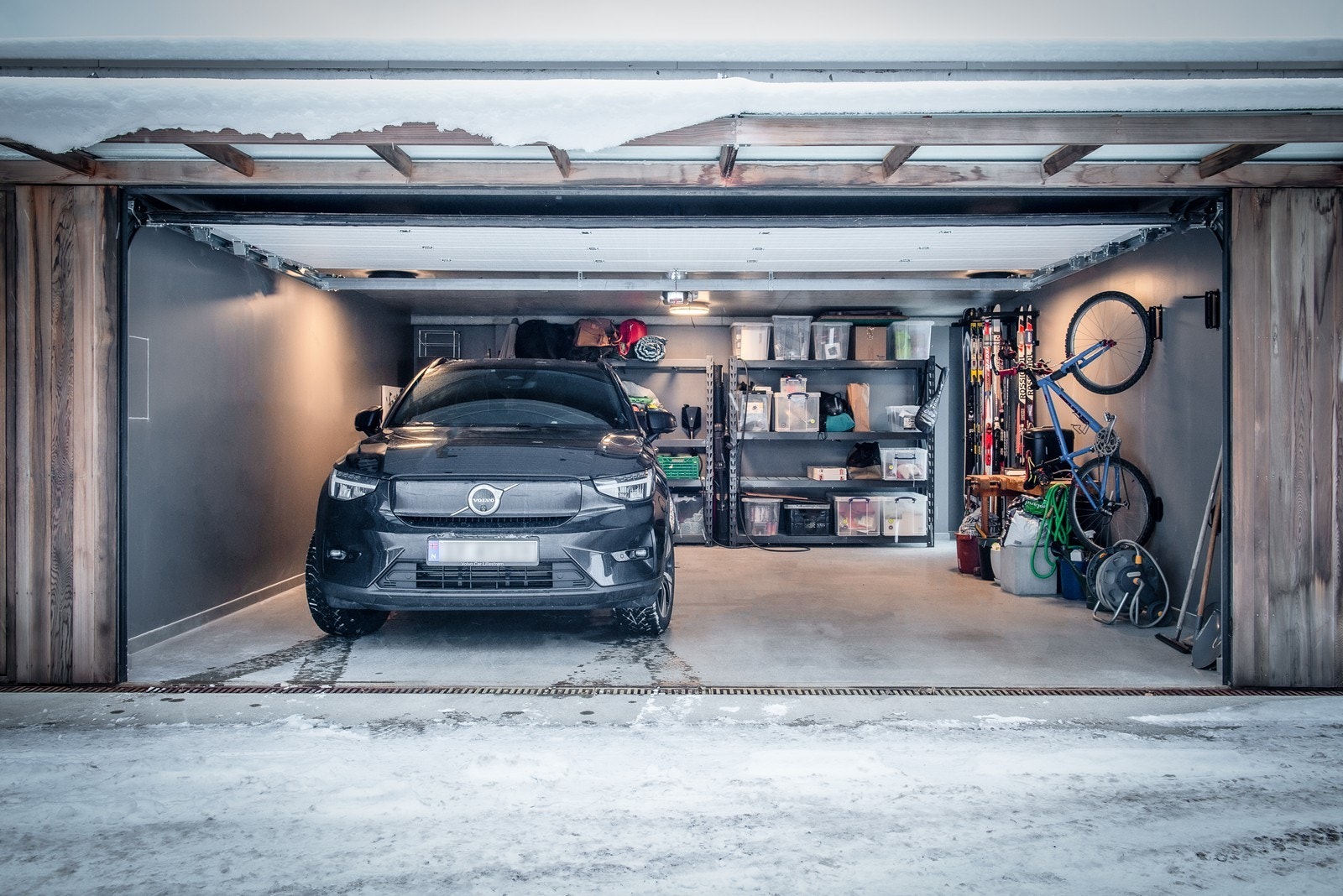 Privat dobbeltgarasje med el-billader - Diverse oppheng for ski, sykkel etc. Galleribilde