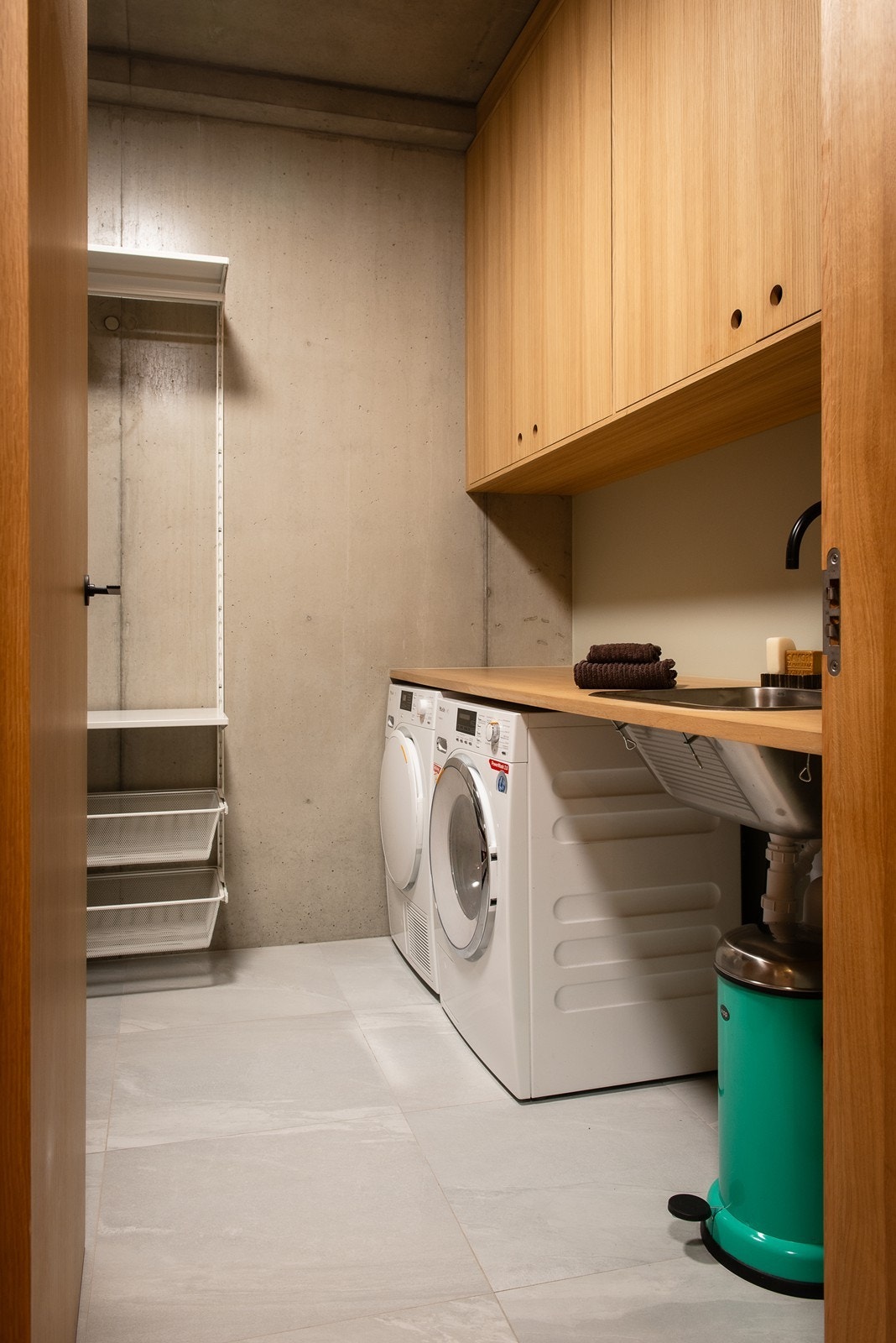 Vaskerom hvor det også er godt med oppbevaringsplass Galleribilde