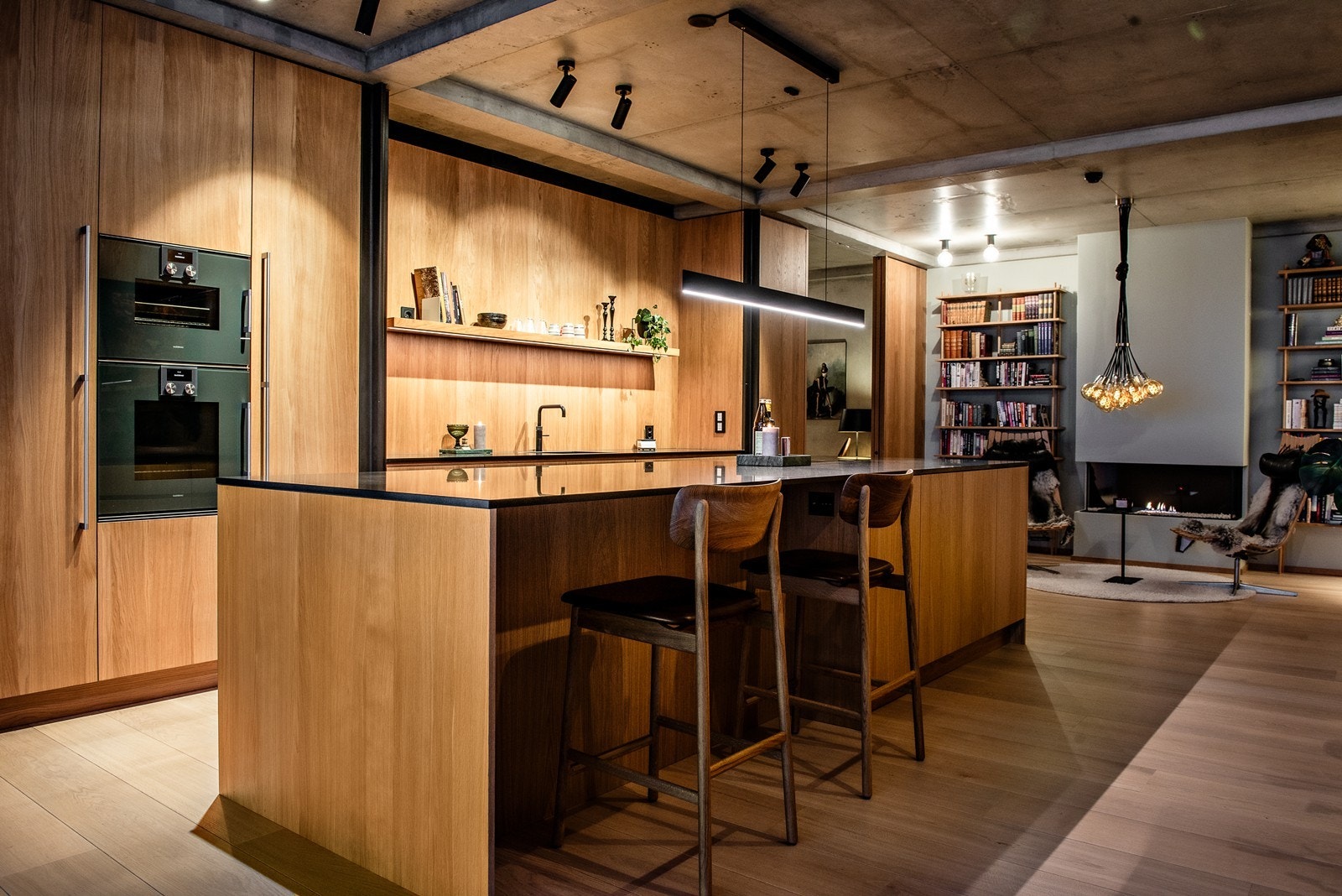 I bakkant av kjøkkenet er det hyggelig sone innredet som bibliotek - Gasspeis som varmer godt Galleribilde