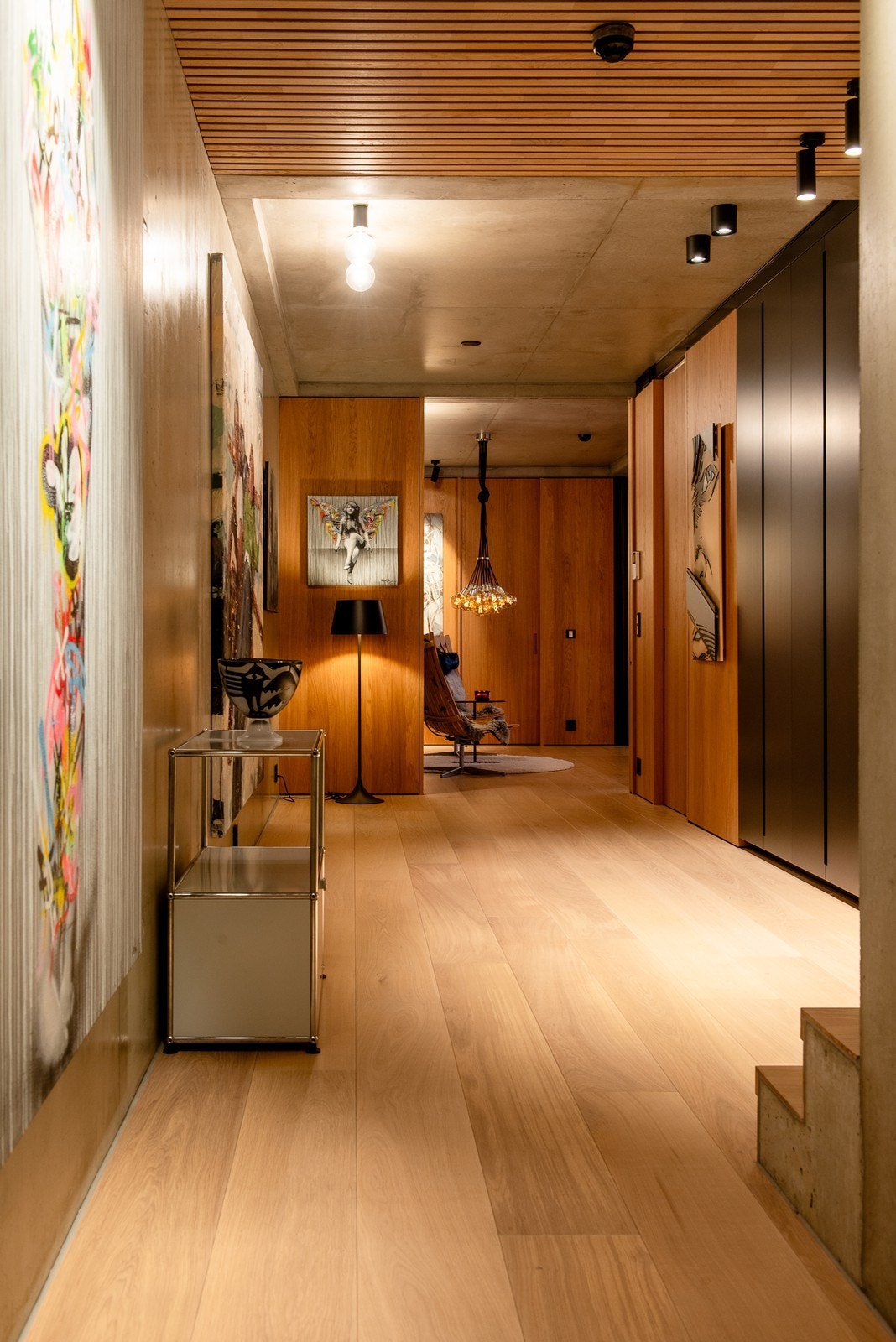 Hall/inngangsparti med innebygde skap og god plass til ytterligere oppbevaringsmøbler eller annet møblement som feks. skrivebord Galleribilde