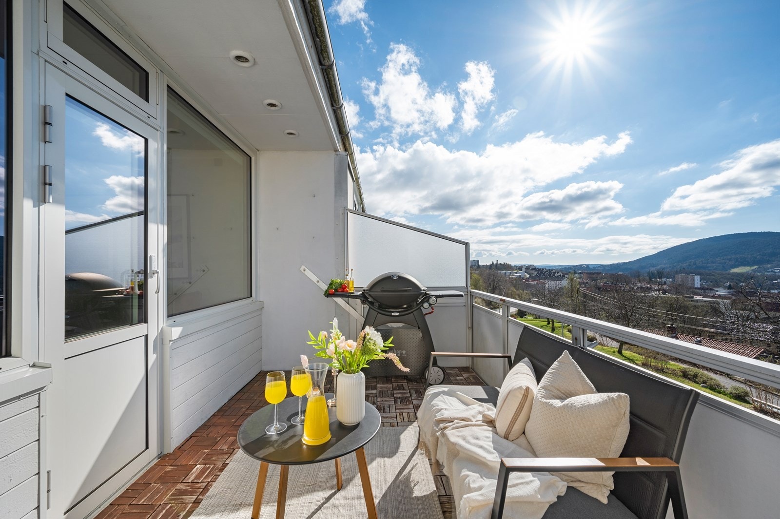 - Bosett deg i et svært sentrumsnært boligområde med kort vei til "alt" man ønsker av fasiliteter, servicetilbud, kollektivtransport og turmuligheter - Galleribilde