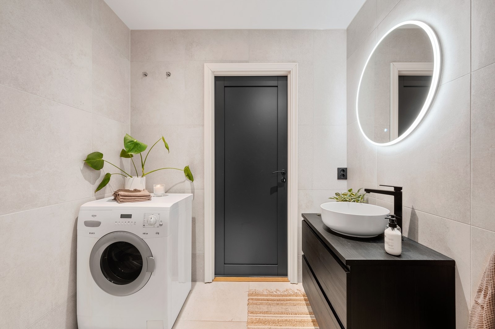 - Merk opplegg og god plass til vaskemaskin - Galleribilde