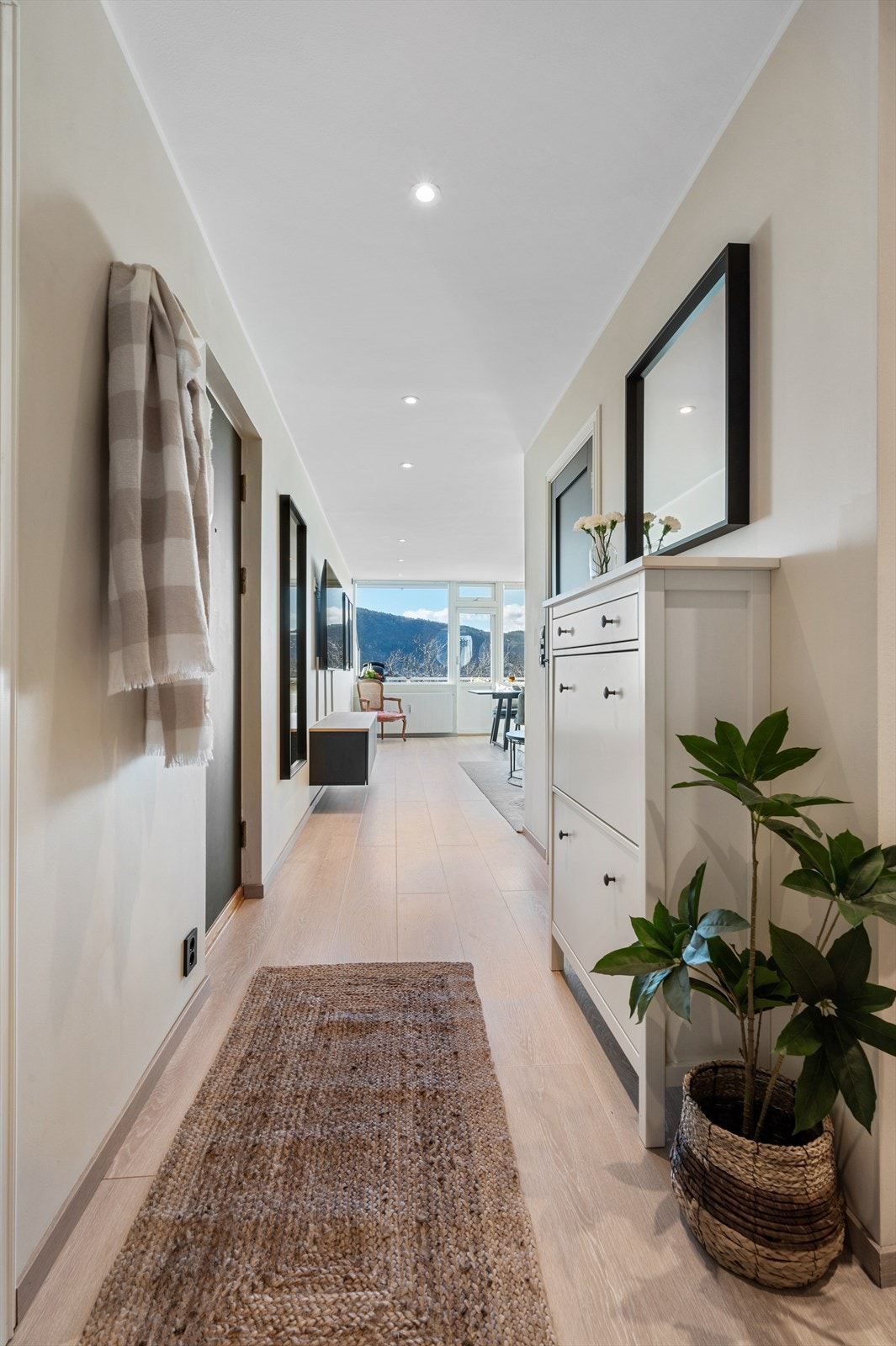 - Romslig gang med god plass til ønsket oppbevaringsløsning - Galleribilde