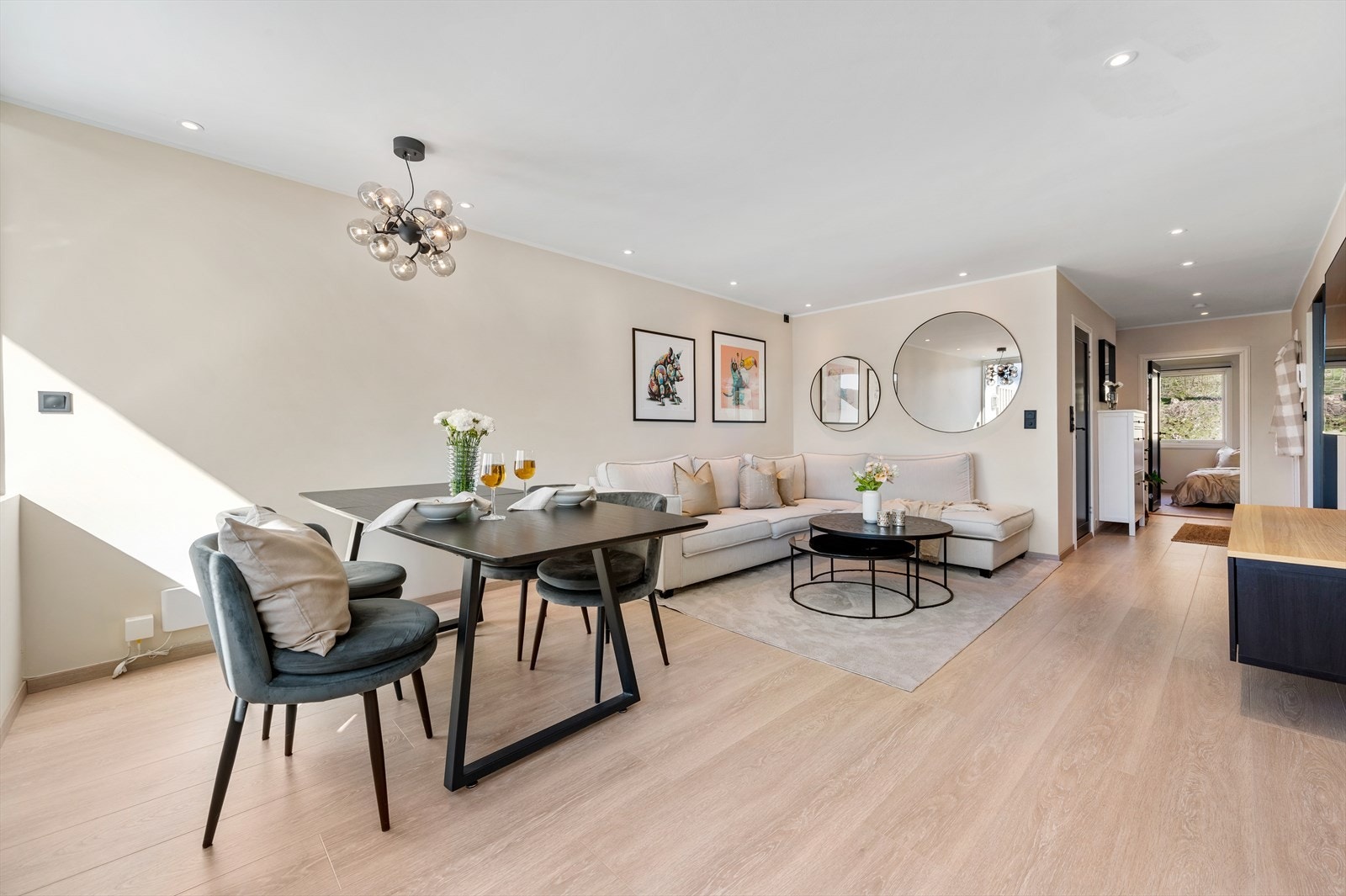 - Hele leiligheten ble oppusset og vesentlig påkostet i 2021, og innehar derfor en gjennomgående svært høy standard med moderne kvaliteter - Galleribilde