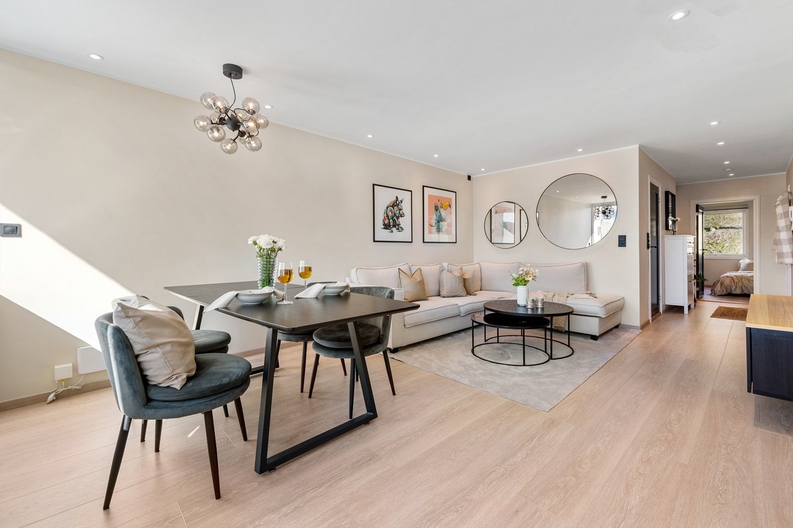 - Hele leiligheten ble oppusset og vesentlig påkostet i 2021, og innehar derfor en gjennomgående svært høy standard med moderne kvaliteter - Galleribilde