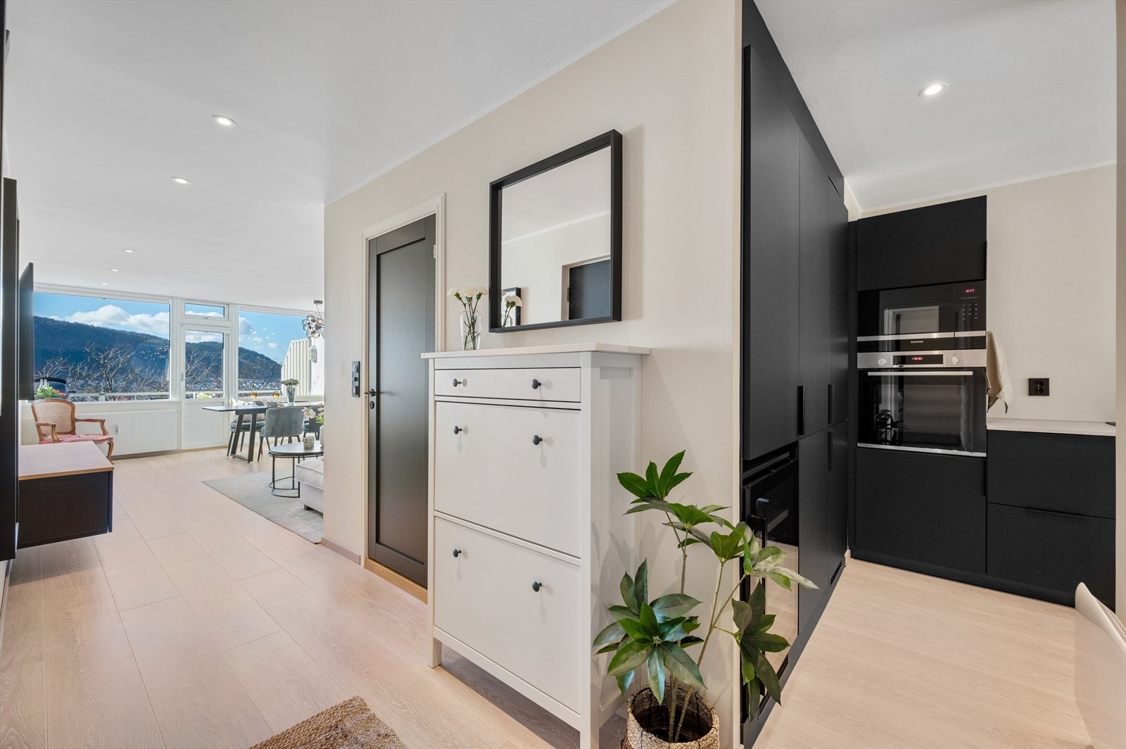 - Mye inkludert i felleskostnadene, bla. sentralvarme via radiator i stue, grunnpakke tv/internett, kommunale avgifter og eiendomsskatt mm. - Galleribilde