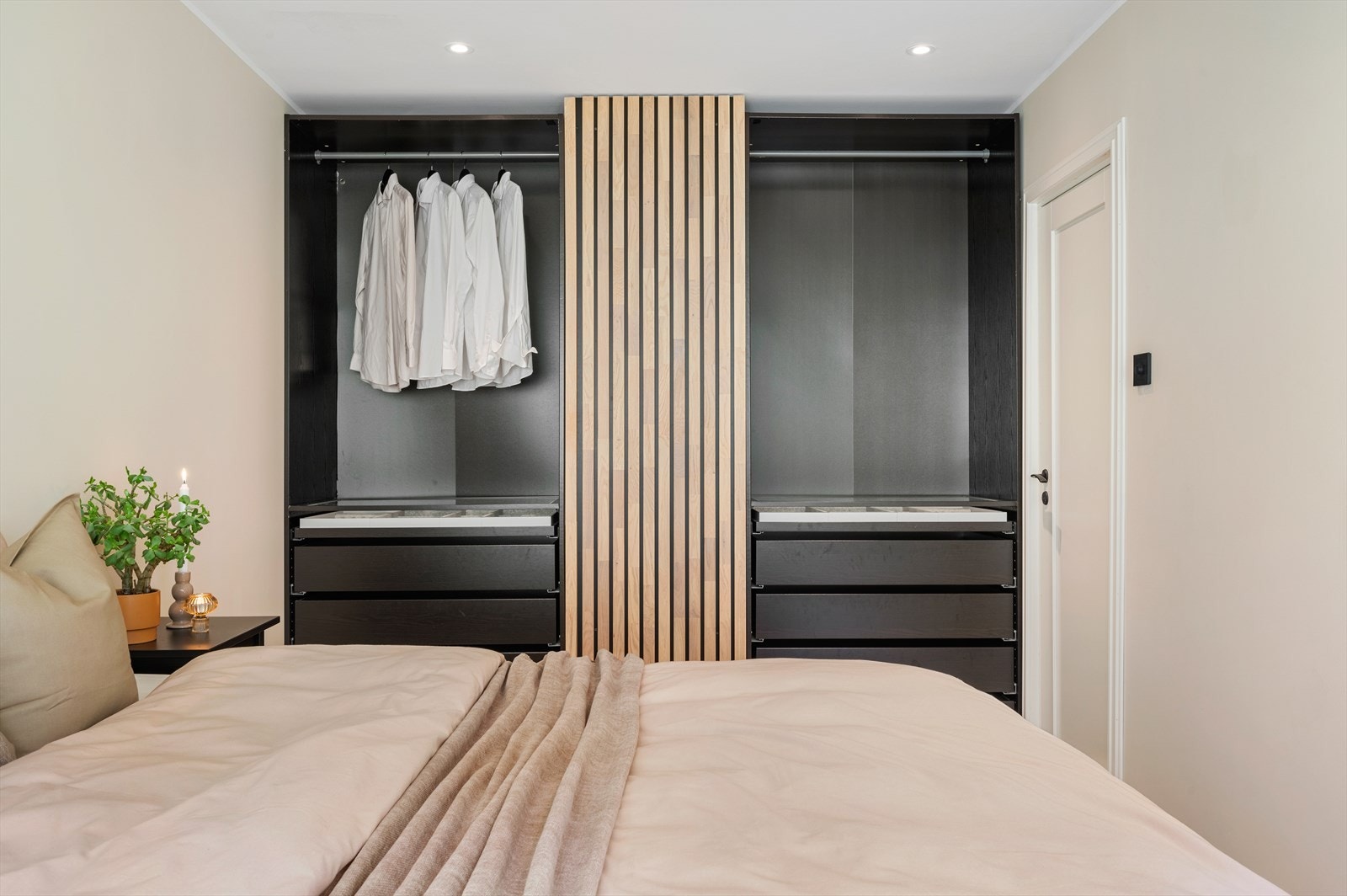 - God plass til dobbeltseng og øvrig ønsket møblement. Merk stor, plassbygget garderobeløsning! - Galleribilde