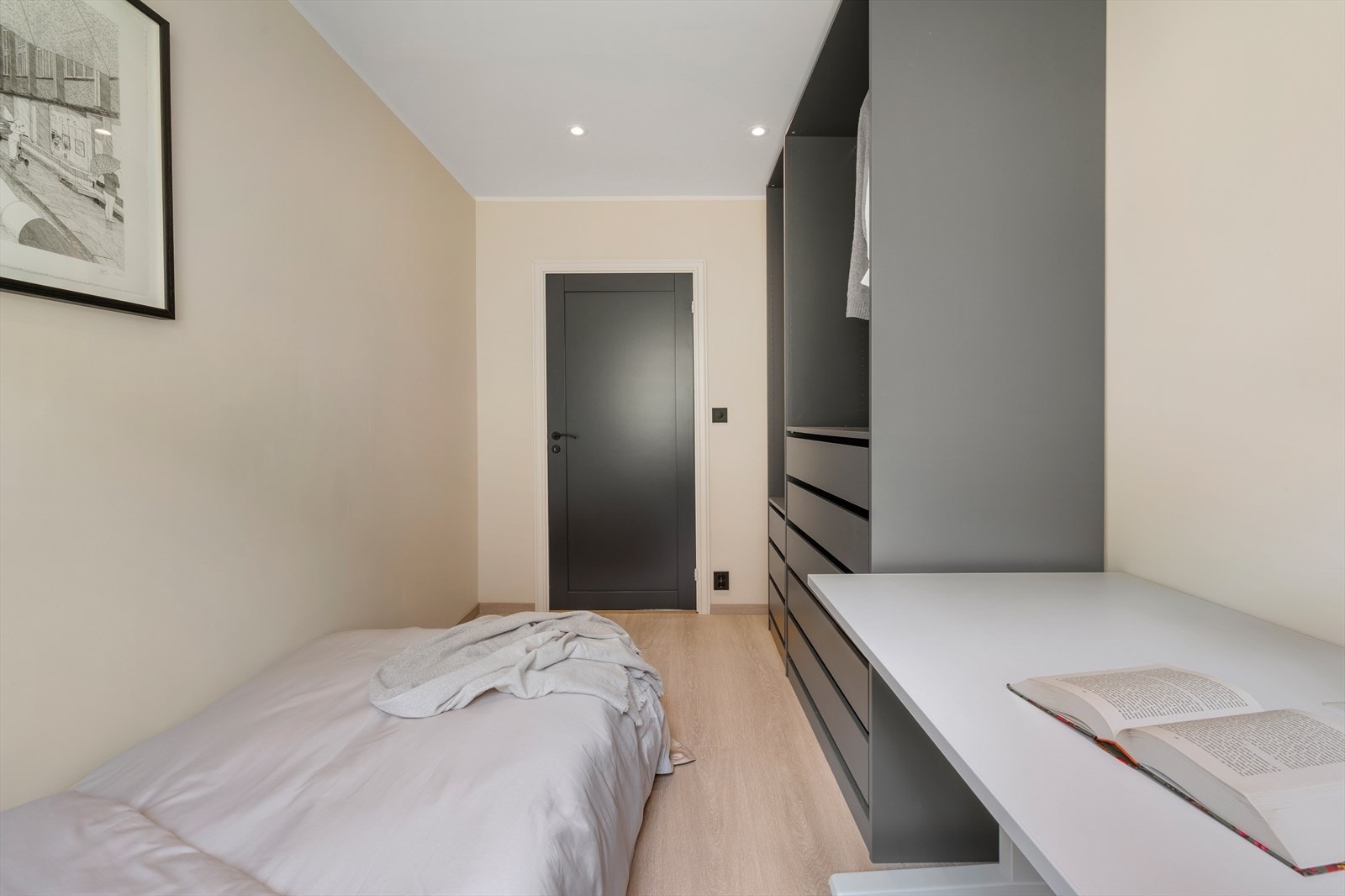 - Merk downlights i alle tak i leiligheten, samt listefri overgang mellom vegger og tak som bidrar til et sømløst uttrykk - Galleribilde