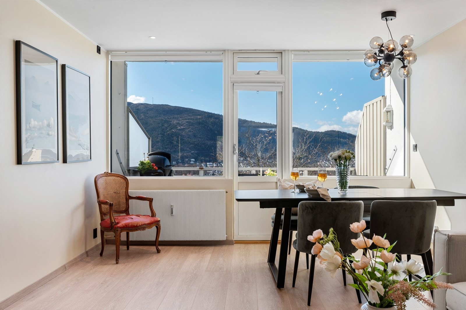 - Leiligheten ligger høyt og fritt i 3. etasje uten noen form for sjenerende innsyn - Galleribilde