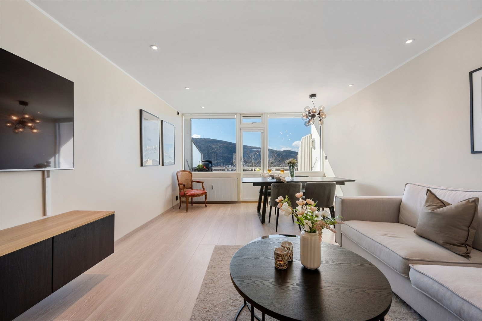 - Leiligheten inneholder stue/gang, kjøkken, 2 soverom og bad/vaskerom - Galleribilde