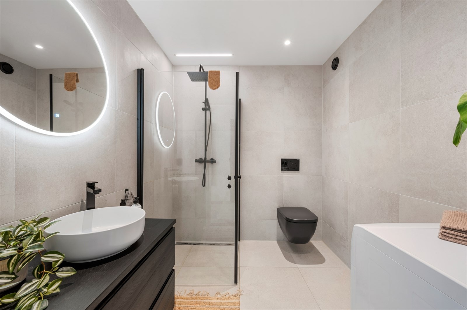 - Rålekkert, helfliset bad på 4,5m² med behagelig varme i gulv - Galleribilde