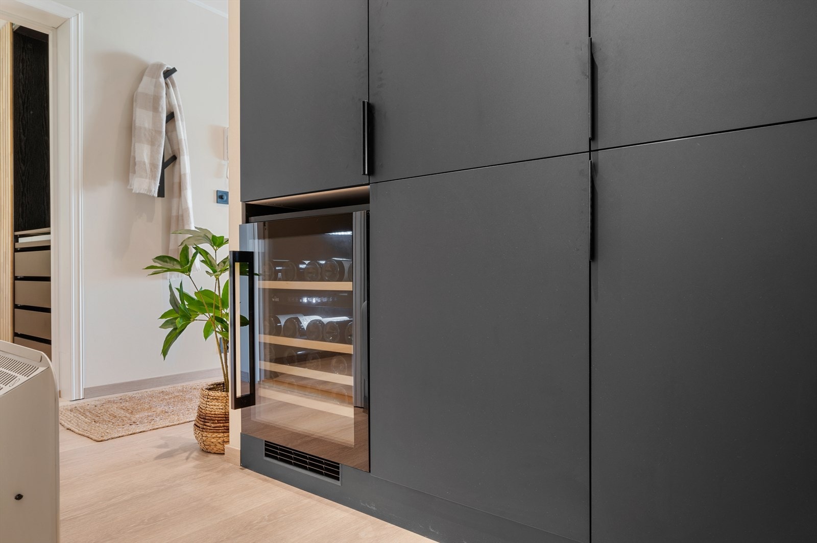 - Et funksjonelt og arealeffektivt kjøkken med høyskap langs hele den ene veggen, samt rikelig med skap- og benkeplass ellers på kjøkkenet - Galleribilde