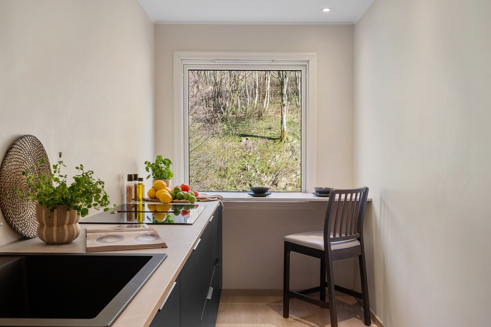 - Merk praktisk løsning for spisekrok på kjøkkenet. Nyt frokosten mot skjermet grøntareal - Galleribilde