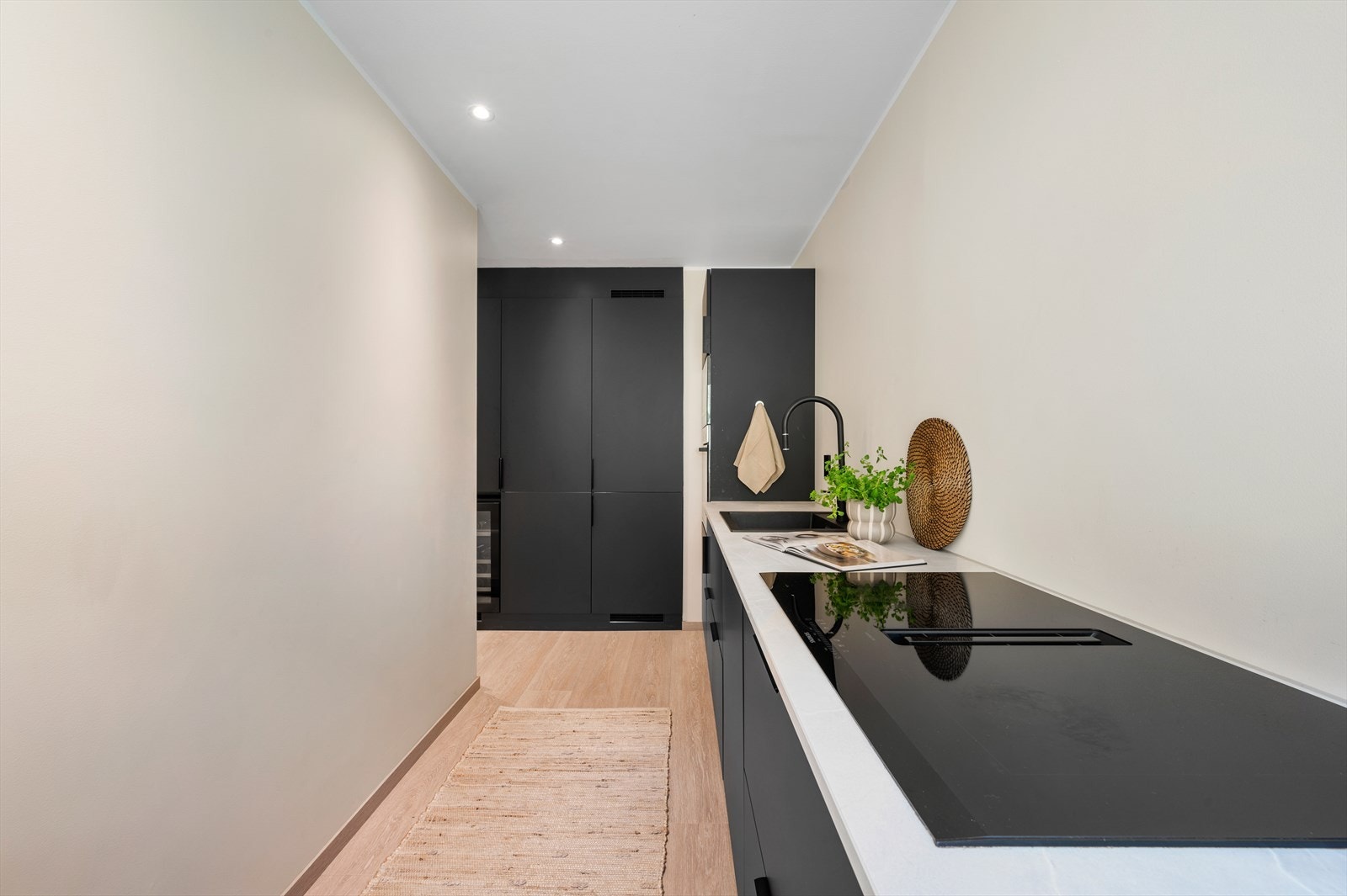 - Ny eier får gleden av helintegrerte hvitevarer fra blant annet kvalitetsleverandøren Bosch. Komplett kjøkken med kjøle-/fryseskap, oppvaskmaskin, mikrobølgeovn, stekeovn, induksjonstopp og vinskap (!) - Galleribilde