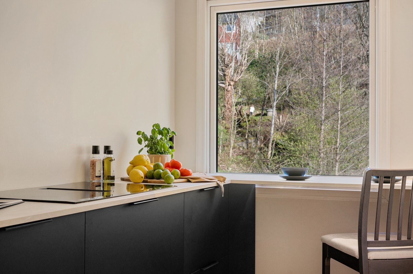 - Påkostet, lekker innredning med glatte fronter og benkeplate av laminat (type Kandia Light) - Galleribilde