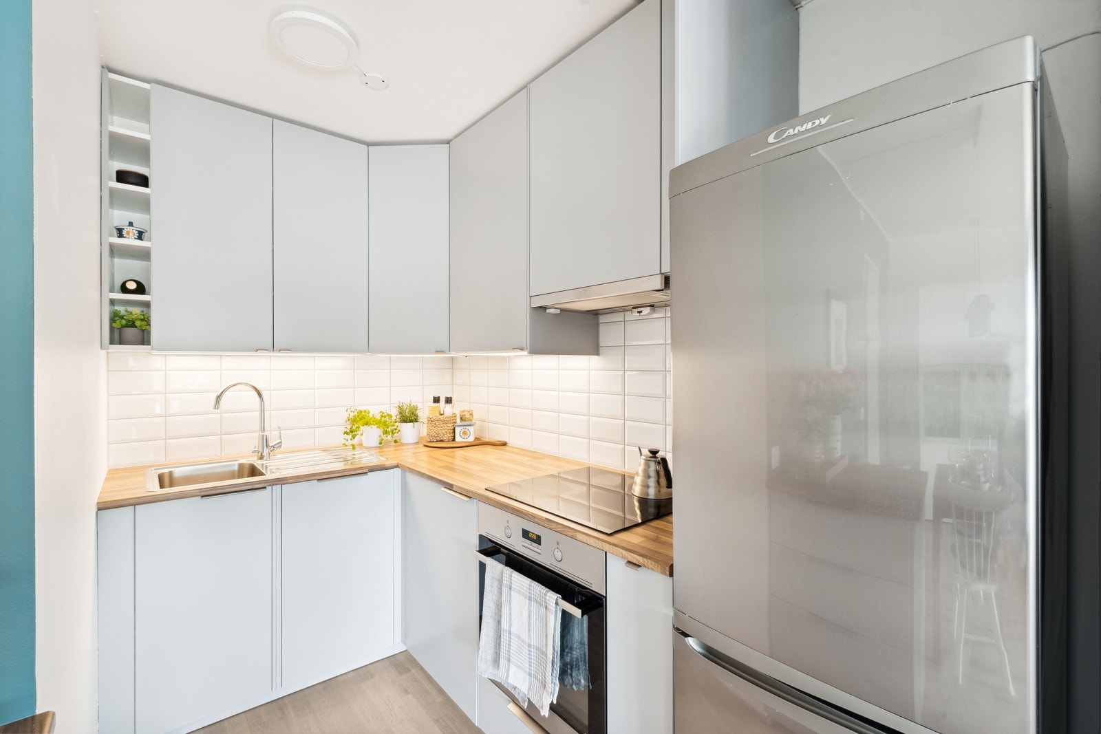Benkeplaten er av laminat med stålkum og avrenningsbeslag. Det er frittstående kjøl/fryseskap, integrert oppvaskmaskin, platetopp, stekeovn og montert vannstoppsystem og komfyrvakt. Galleribilde