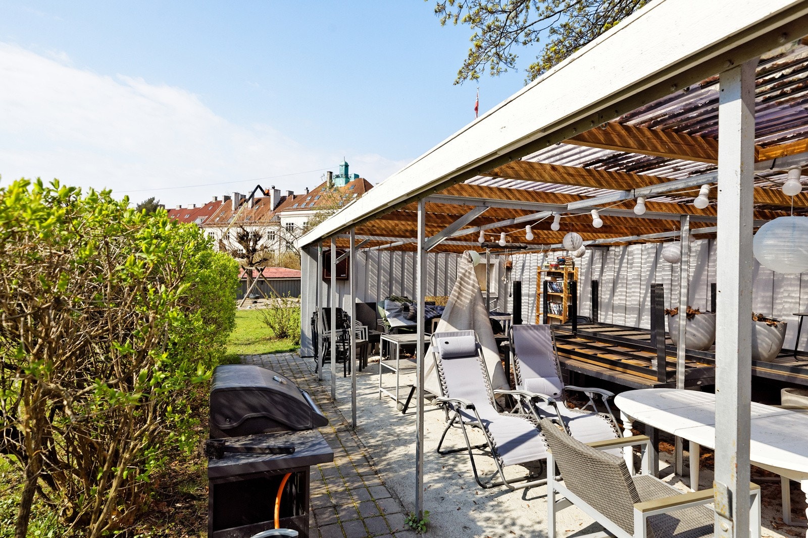 Koselig og opparbeidet bakgård med utehus til utleie for bursdager ol. Galleribilde