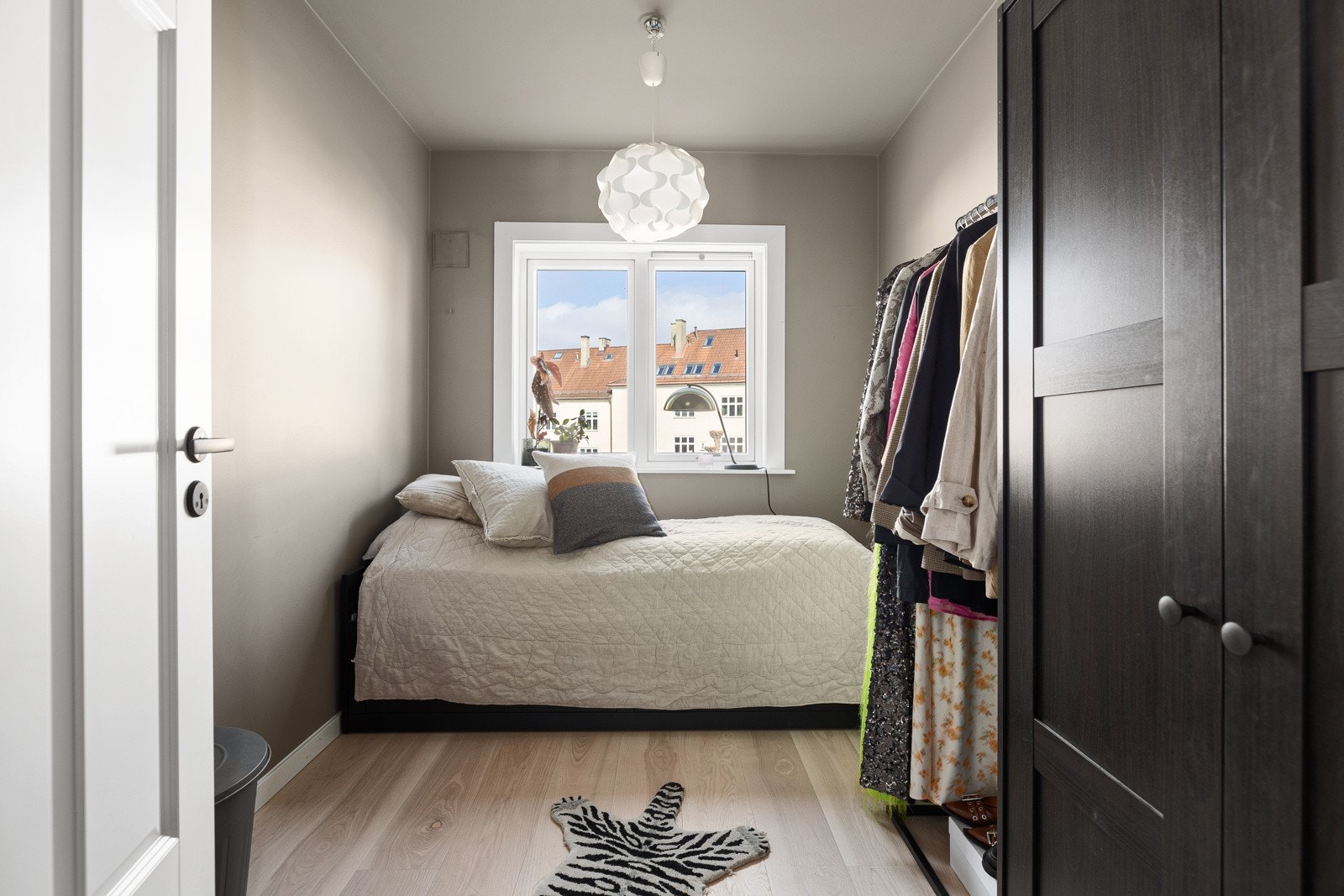 Soverom II har plass stor seng og oppbevaring Galleribilde