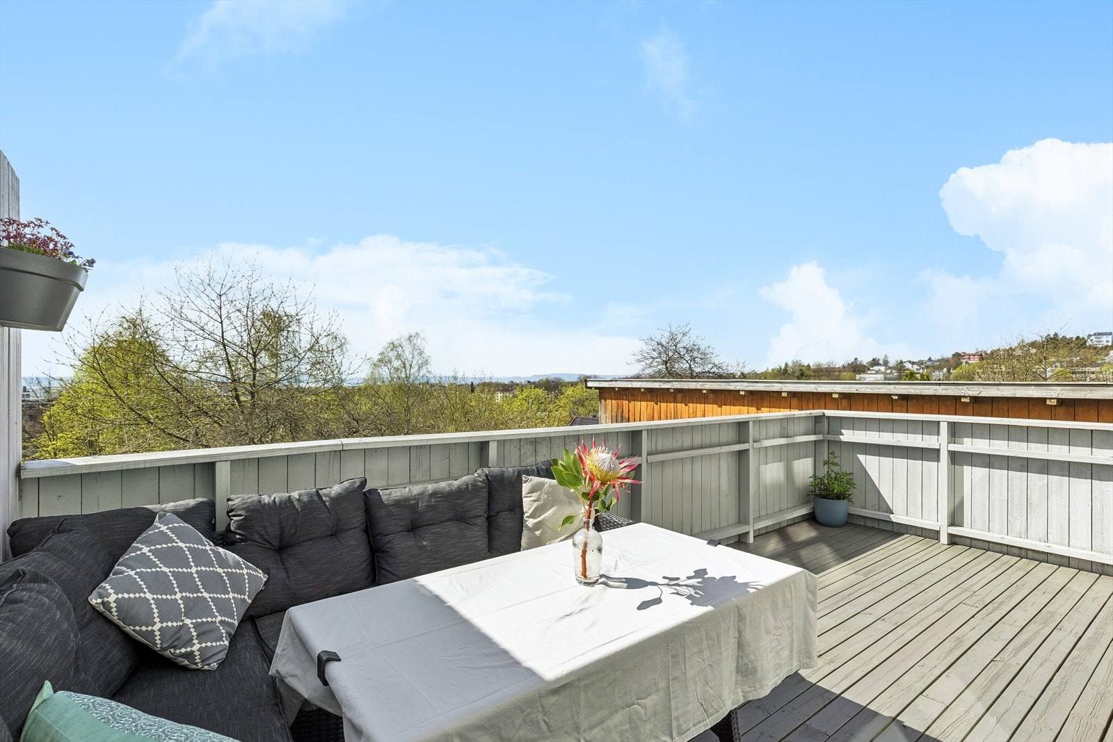 På sommerhalvåret blir terrassen en forlengelse av stuen. Galleribilde