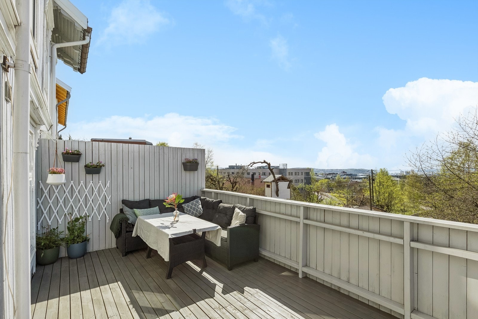 En romslig 2-roms på Grefsen med 16kvm terrasse vedt mot sydvest og gode solforhold. Galleribilde