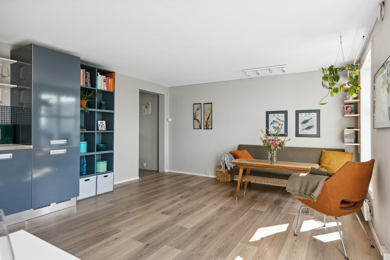 Inne i leiligheten blir du møtt av et pent gulv fra 2024 og slette vegger malt i en tidsriktig farge. Galleribilde